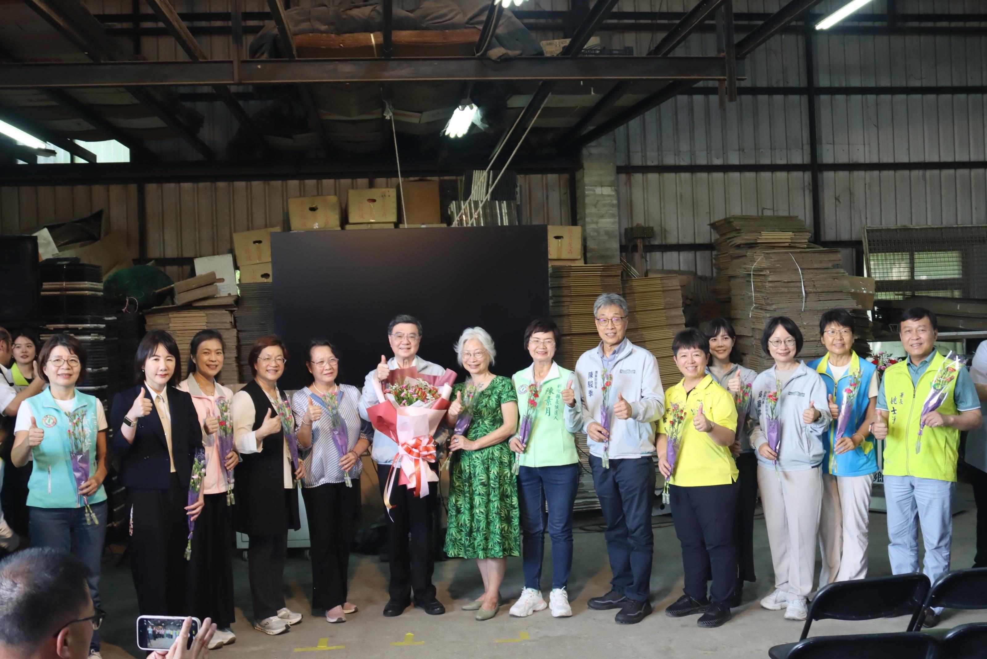 圖6_卓榮泰院長、陳駿季部長赴彰化縣田尾鄉花卉產區視察，與會人員合影jpg