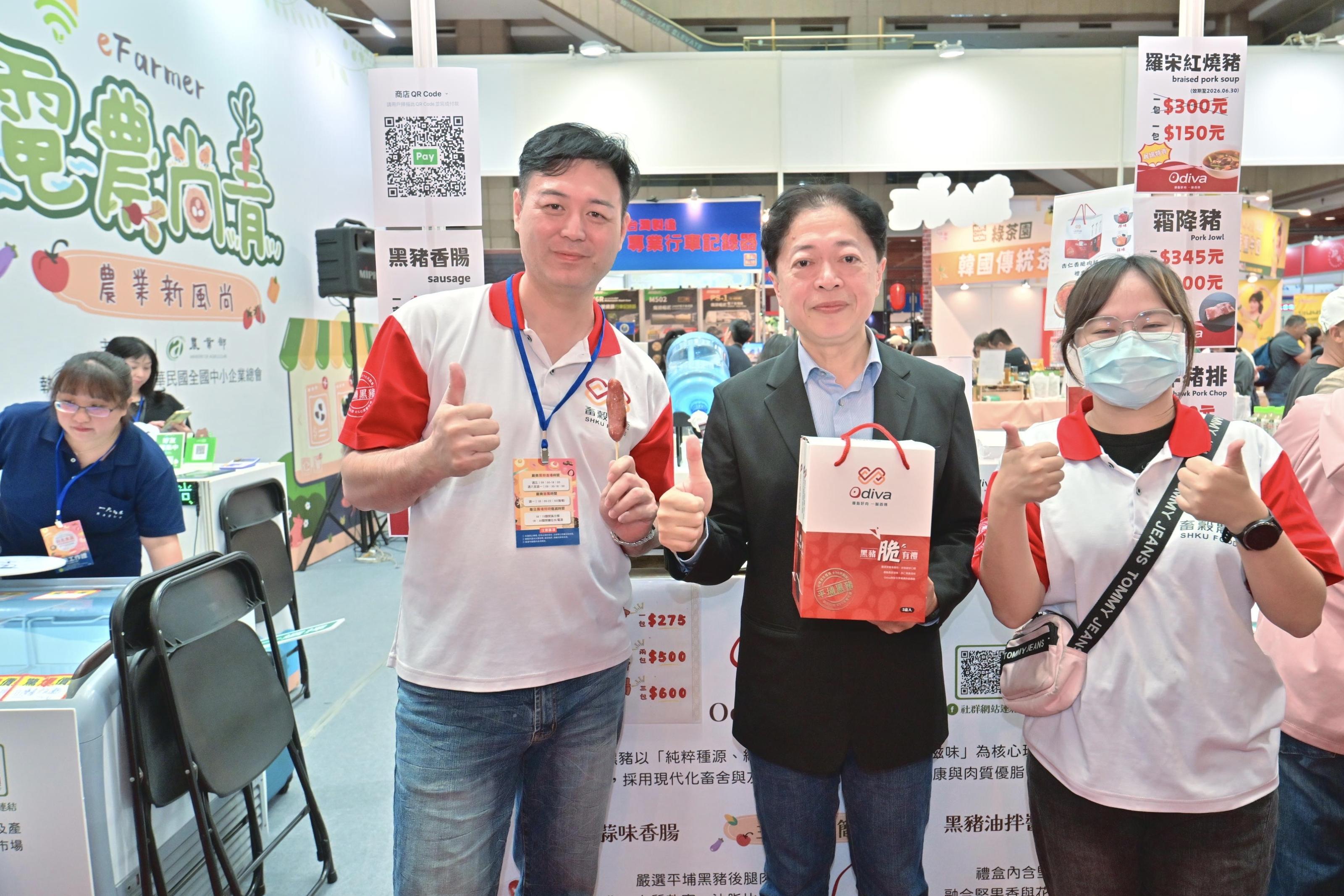 圖4主任秘書林家榮與區域性網路銷售示範體系Odiva 臺灣黑豬品牌電農合影