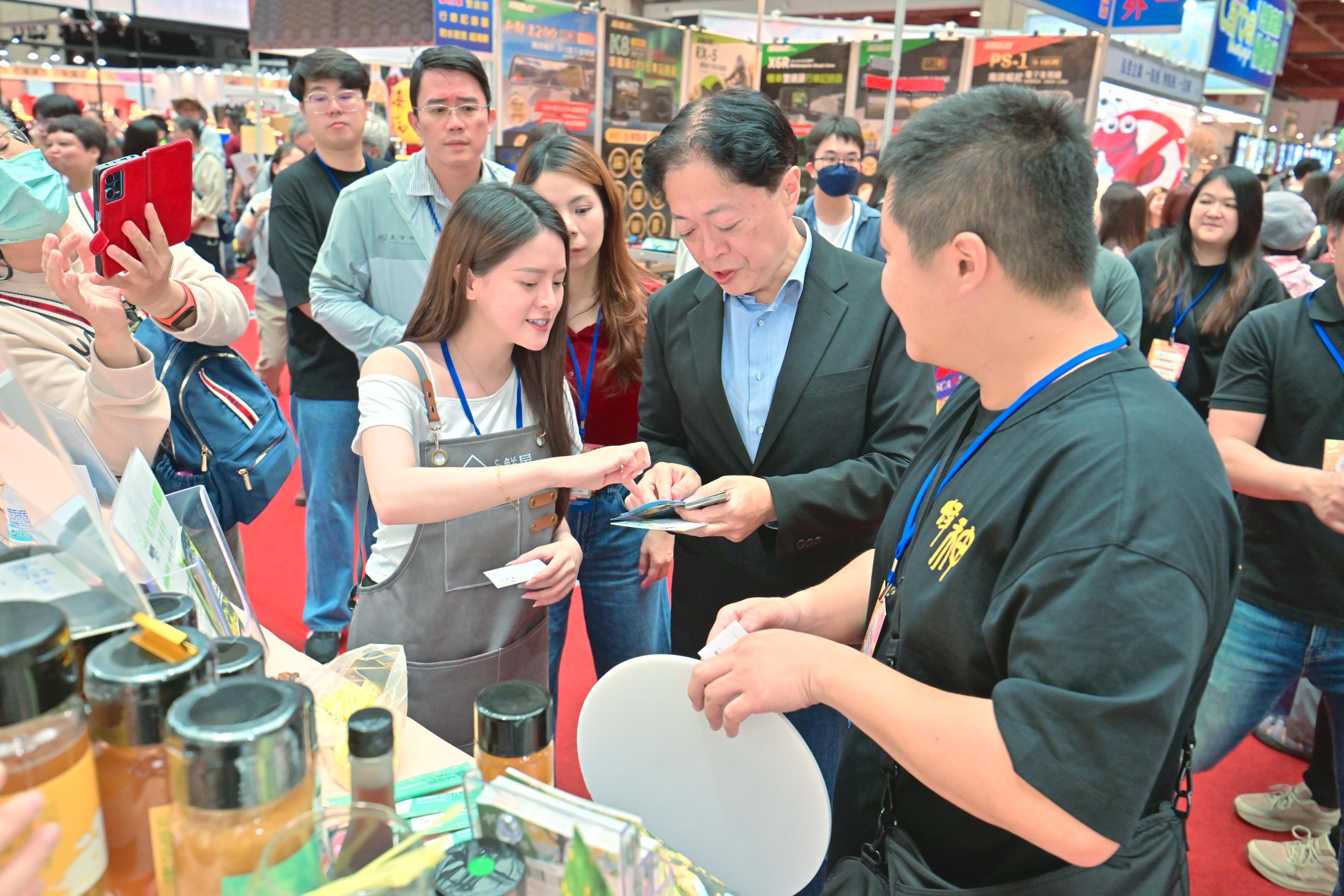 圖3電農介紹自家龍虎斑料理產品，並分享線上下單資訊