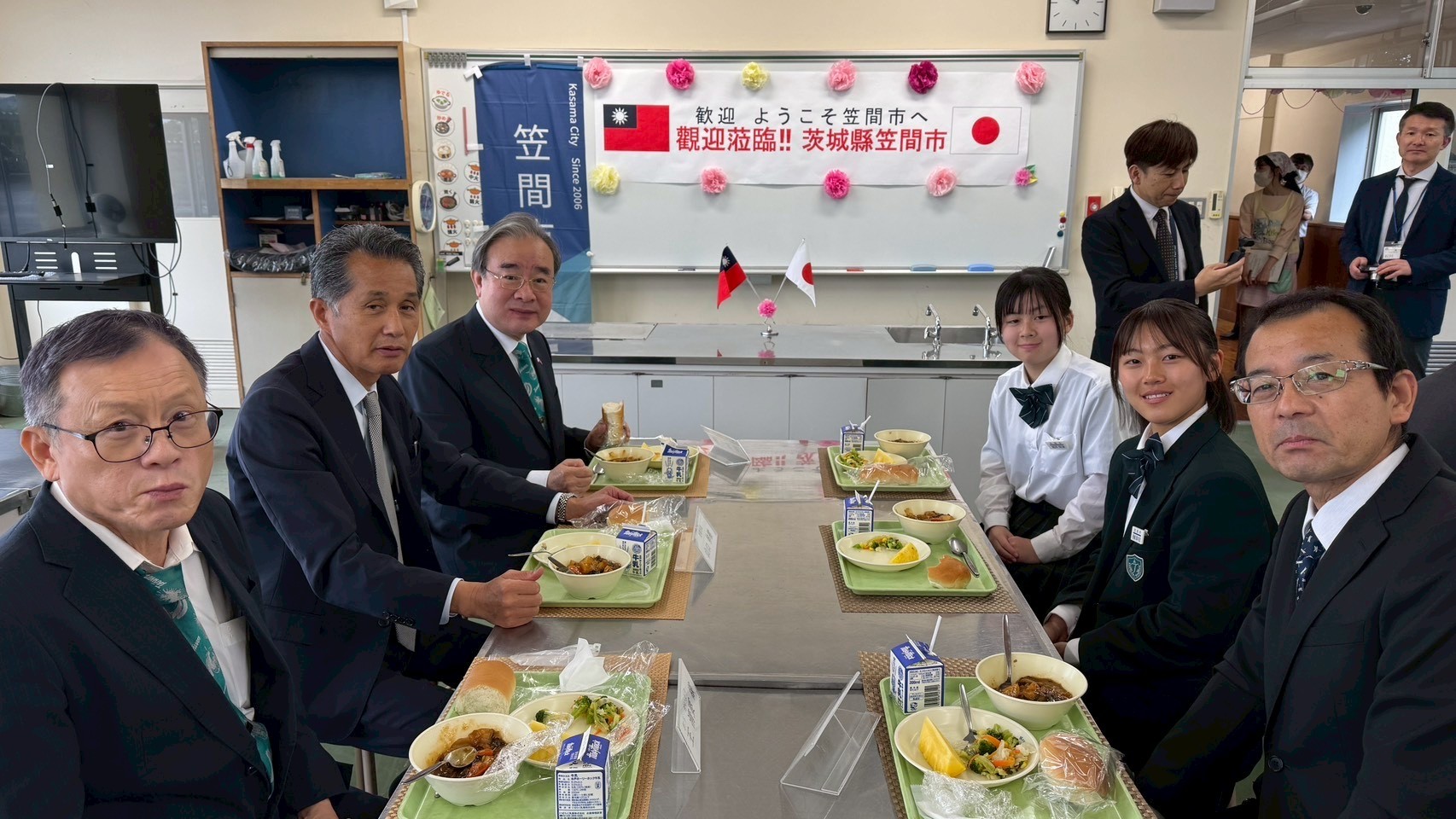 照片1_農業部胡忠一次長（左上）、笠間市山口伸樹市長（左中）、友部中學校常井裕二校長（右下）與學生一同享用營養午餐及臺灣優質鳳梨。