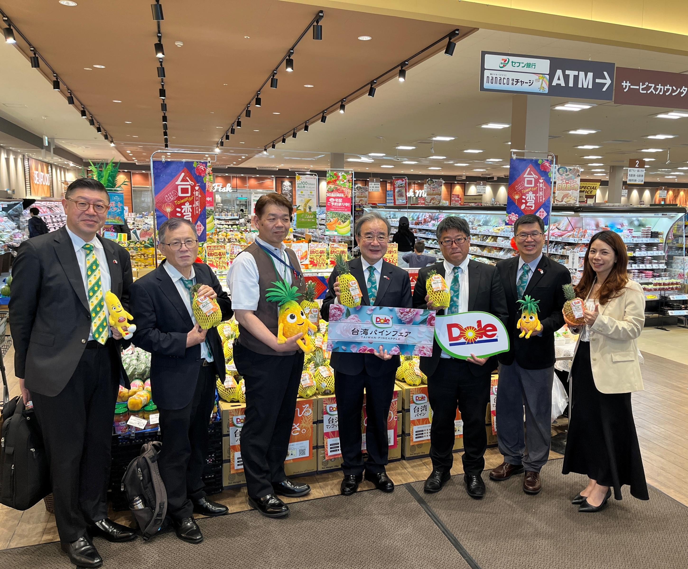 照片3_農業部胡忠一次長（中）、日本都樂公司田中健太郎本部長（右三）、超市水戶元吉店中田厚志店長（左三）與本部團員合影。