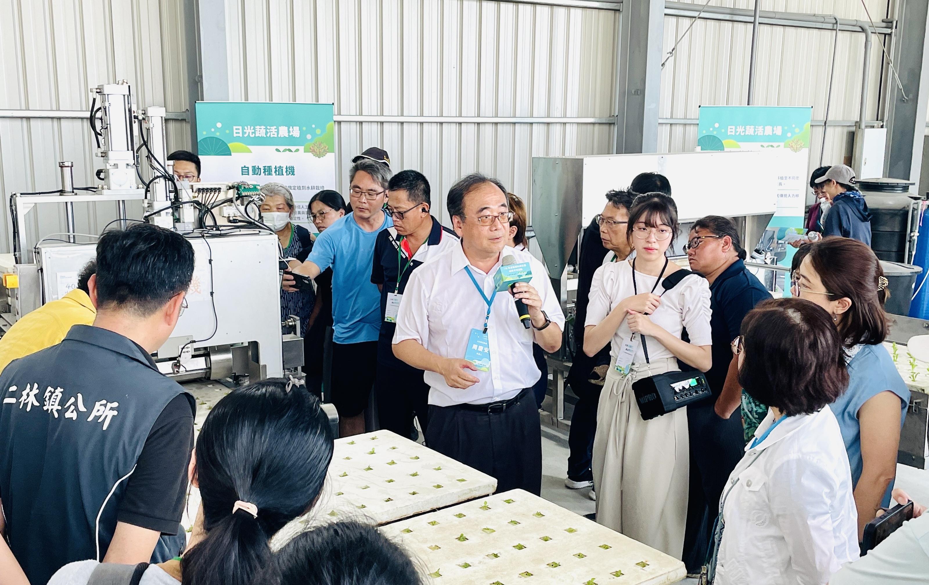 圖3、現場展示自動移植機並與來賓交流