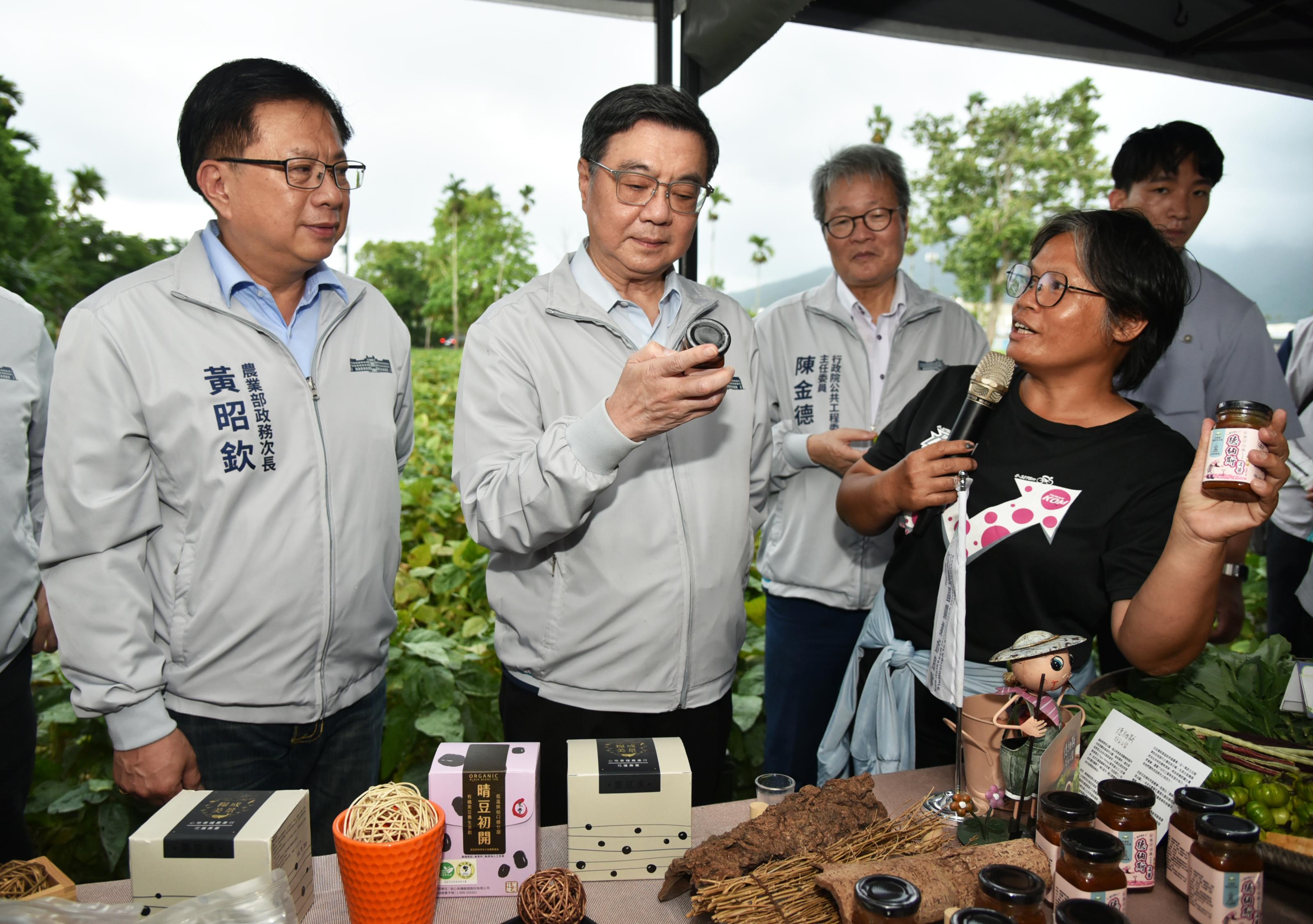 邦查農場主人蘇秀蓮向眾人展示復耕後的農產品。