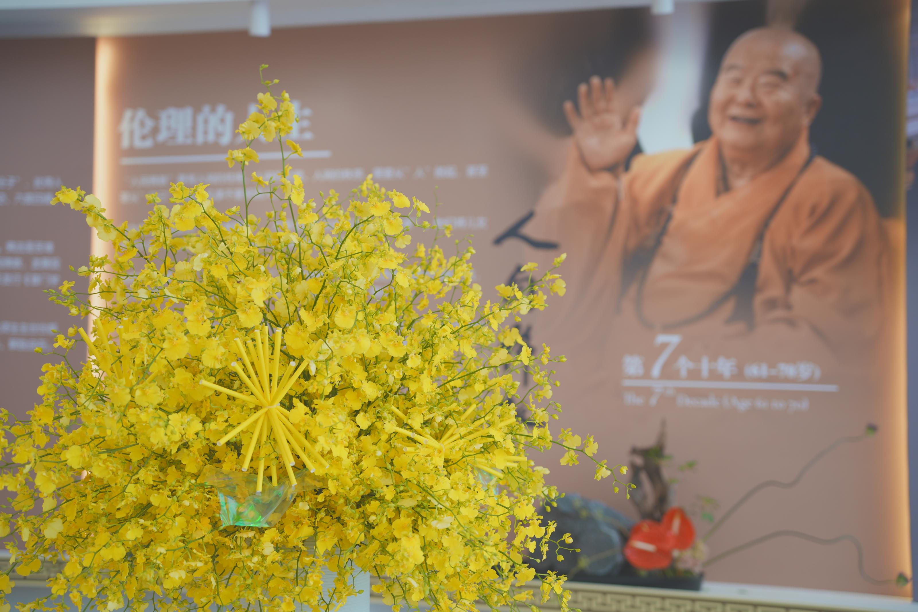 圖2_來自台灣的文心蘭融入新加坡佛光山衛塞節（Vesak Day)的慶典裝飾設計