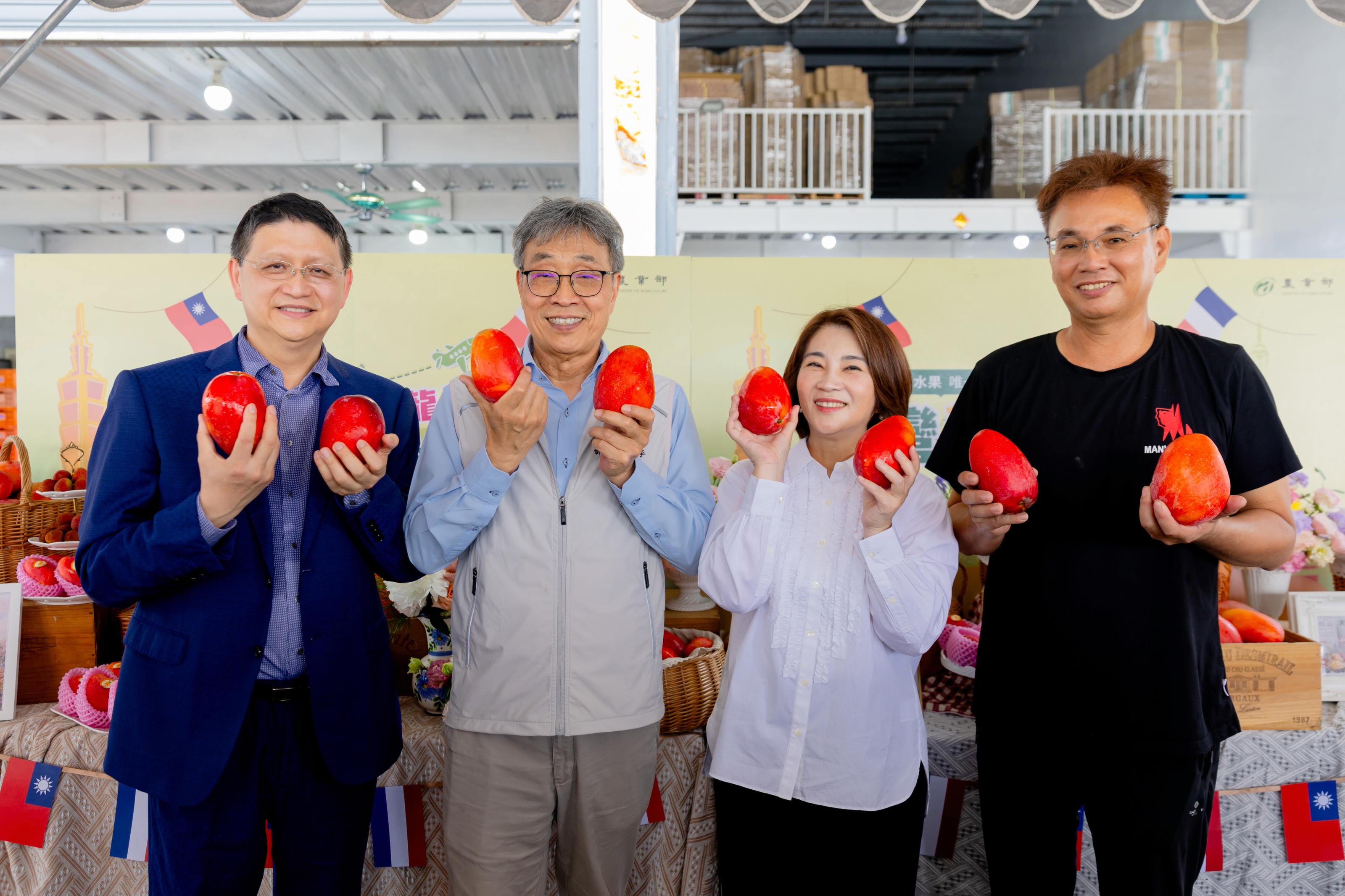 圖片3_農業部陳駿季部長(左2)、屏東縣周春米縣長(右2)、外銷業者及運銷合作社主席等共同推廣國產芒果