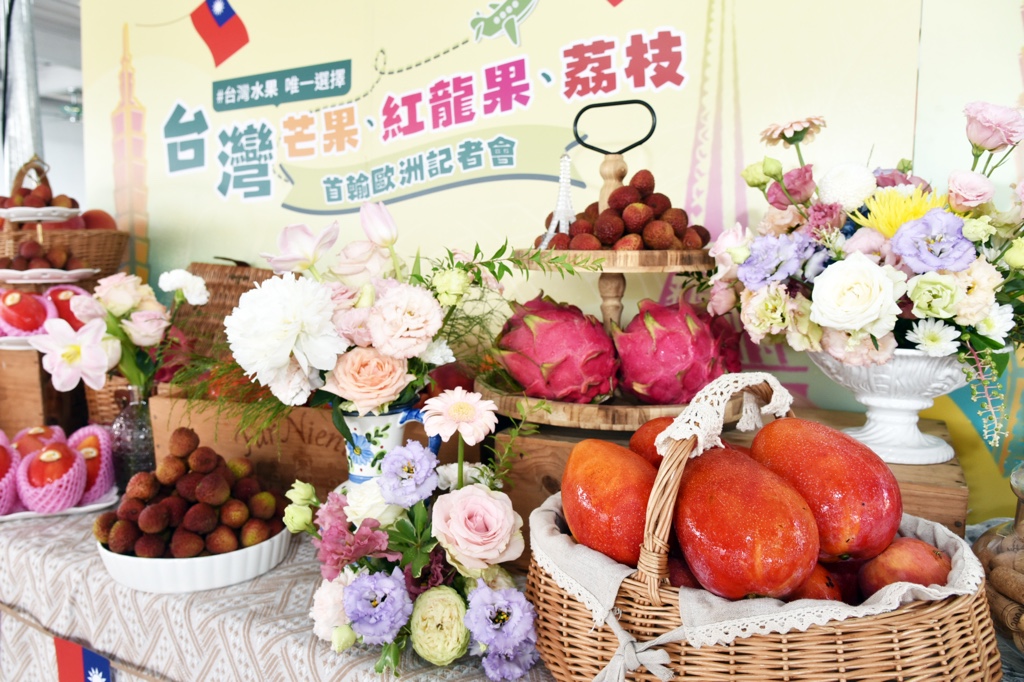 圖片6_現場展示台灣芒果、荔枝及紅龍果
