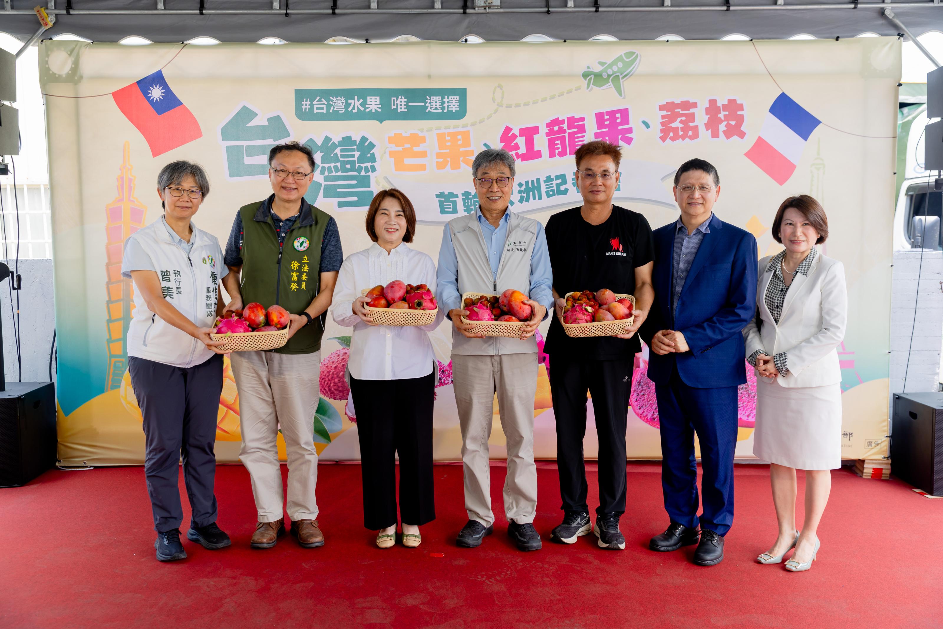 圖片2_農業部陳駿季部長（中）、屏東縣周春米縣長（左3）及立法院徐富癸委員（左2）及外銷業者手持國產芒果、荔枝及紅龍果