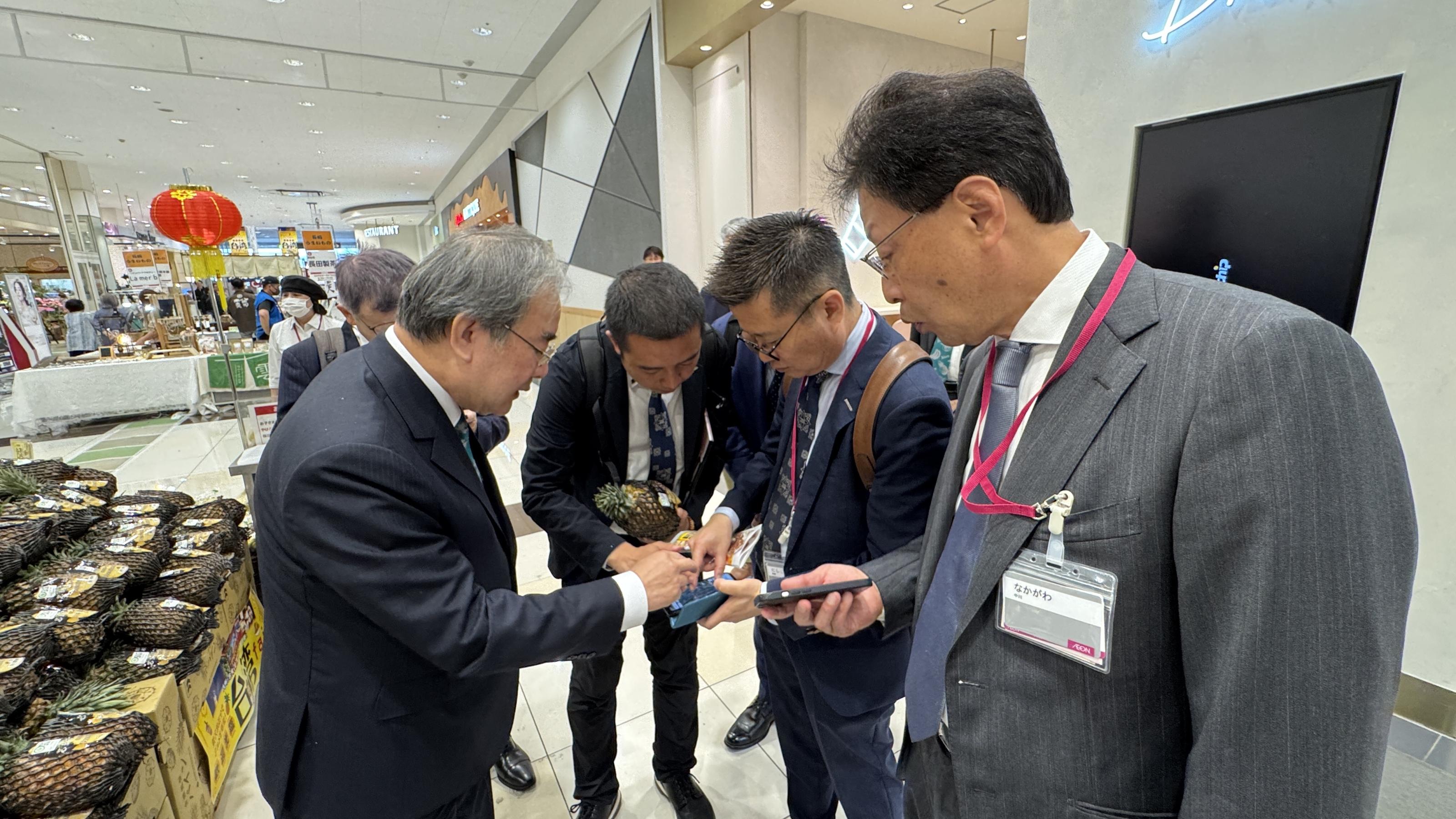 圖片5_農業部胡忠一次長（左1）現場介紹用手機掃描產銷履歷貼紙上的QR Code，即可看到產銷追溯資訊。