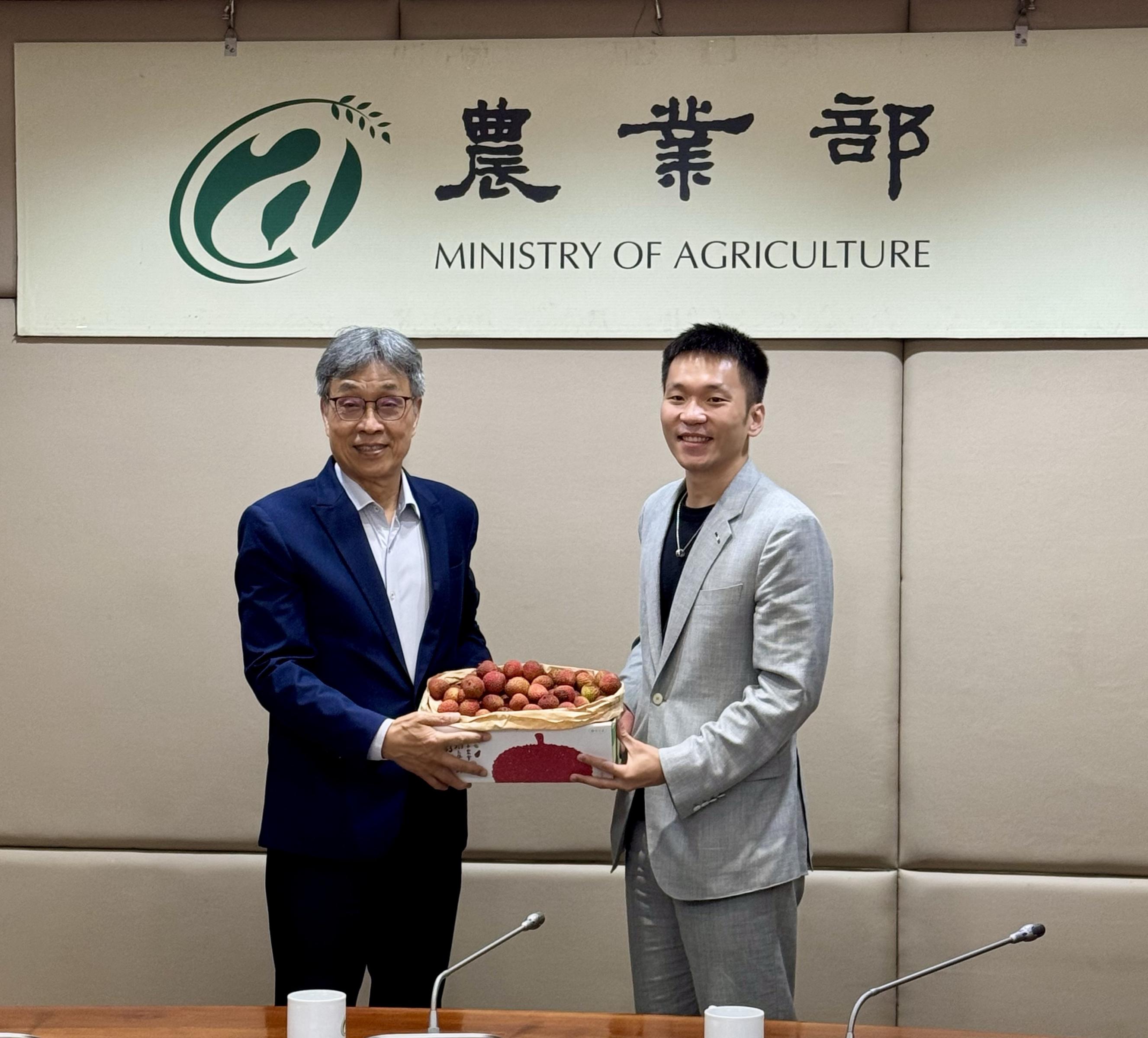 圖片3_農業部陳駿季部長致贈當季荔枝給運動部李洋部長