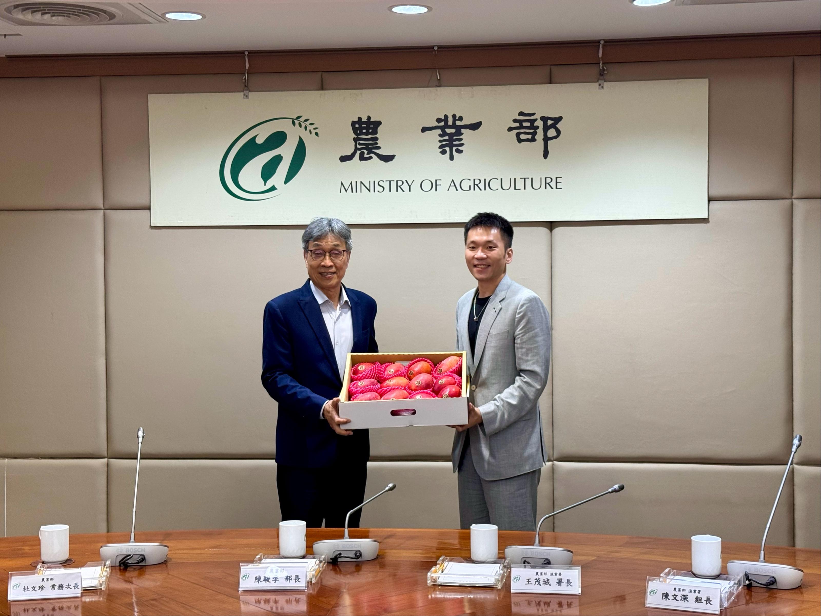 圖片2_農業部陳駿季部長致贈當季芒果給運動部李洋部長
