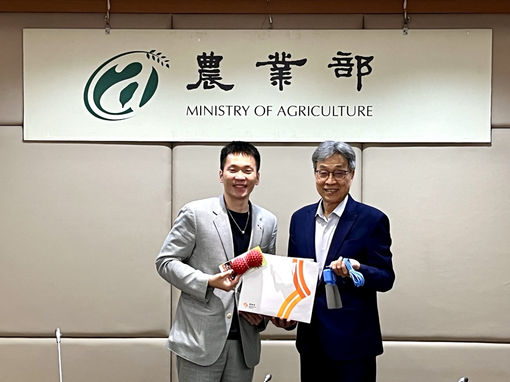 圖片4_運動部李洋部長致贈運動用品給農業部陳駿季部長
