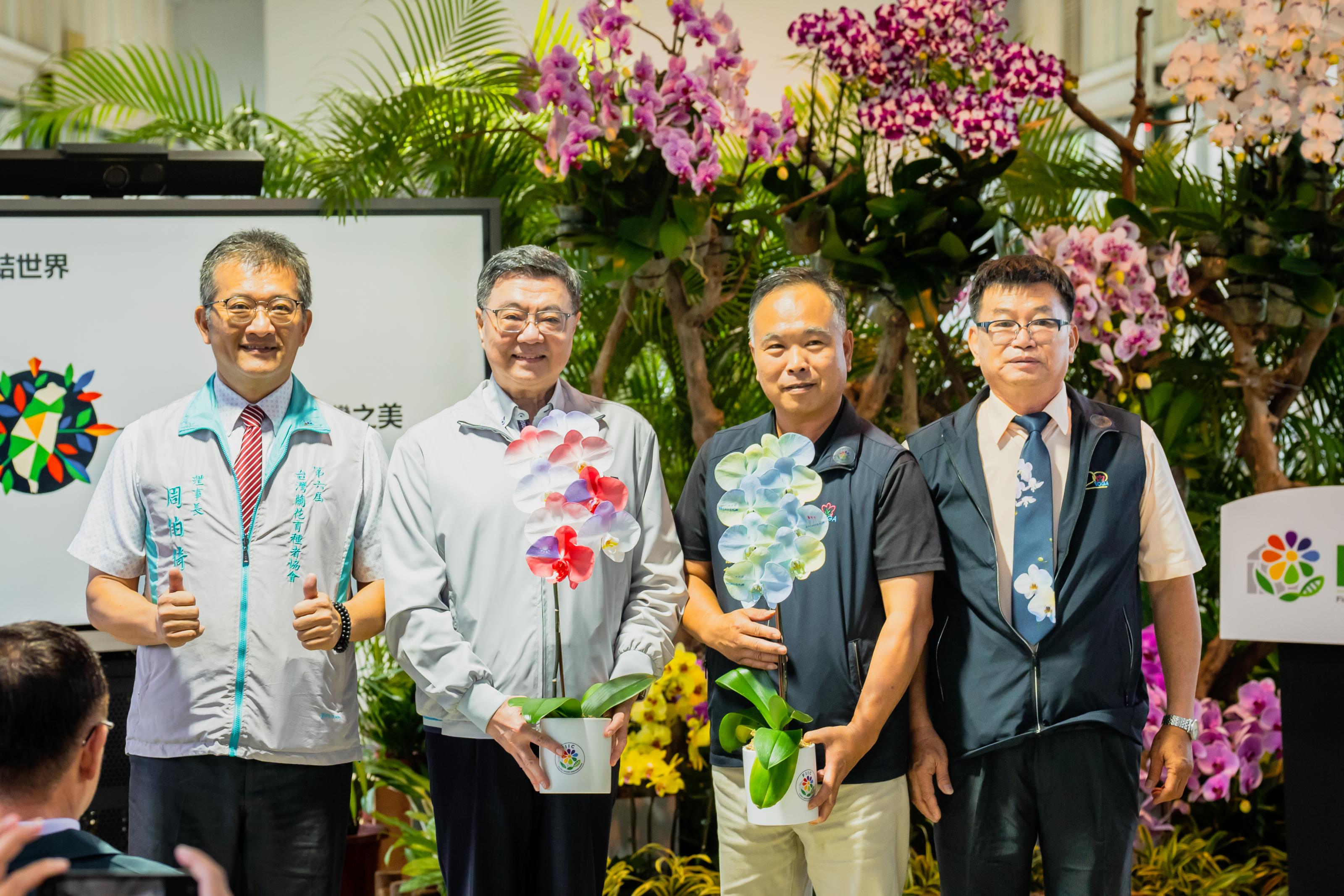 卓榮泰院長接受產業代表贈花。