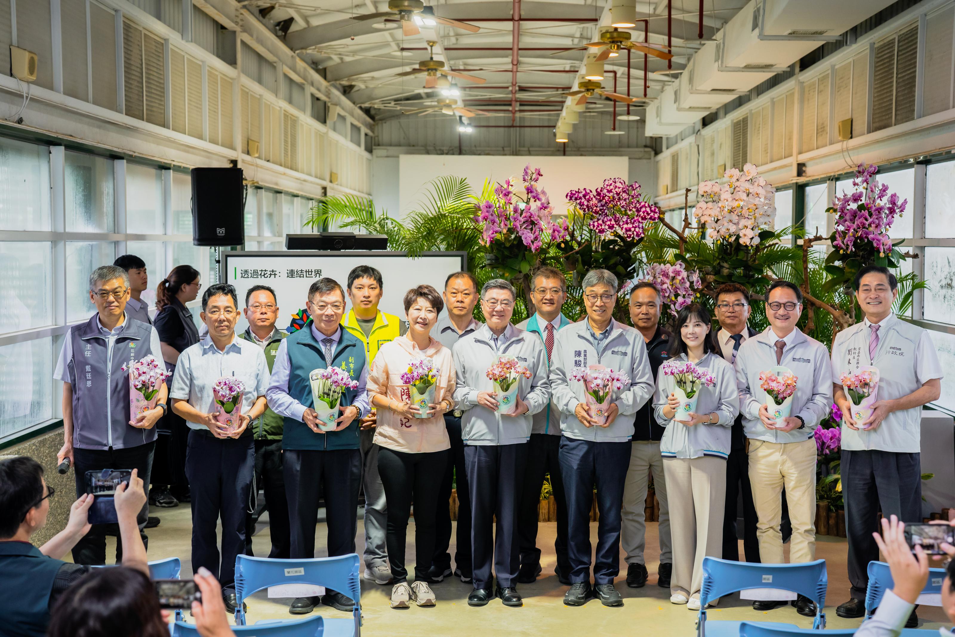 卓榮泰院長與產業團體代表及貴賓們合影,期許帶動地方觀光休閒產業發展。_