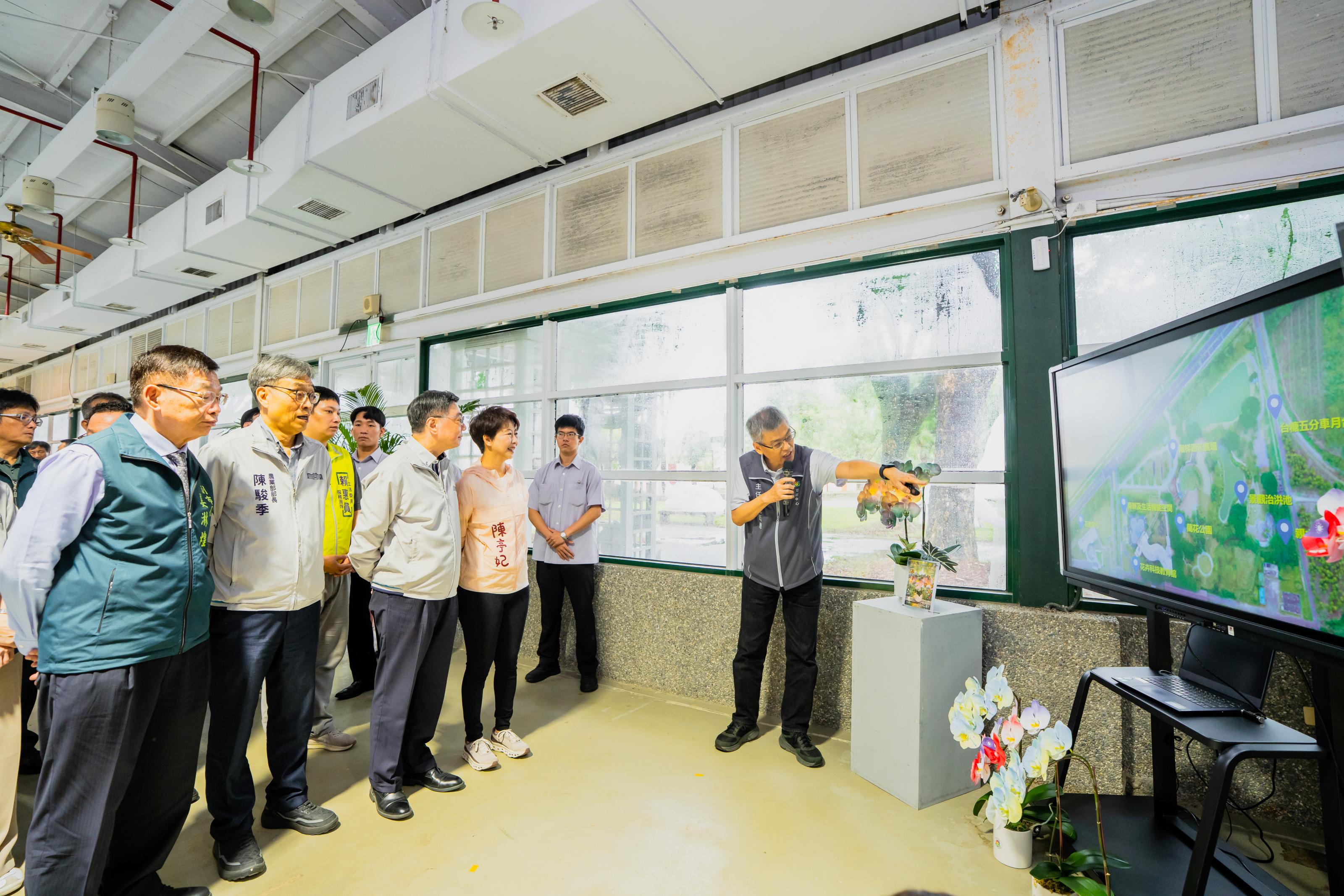 花創中心戴廷恩主任進行園區導覽解說