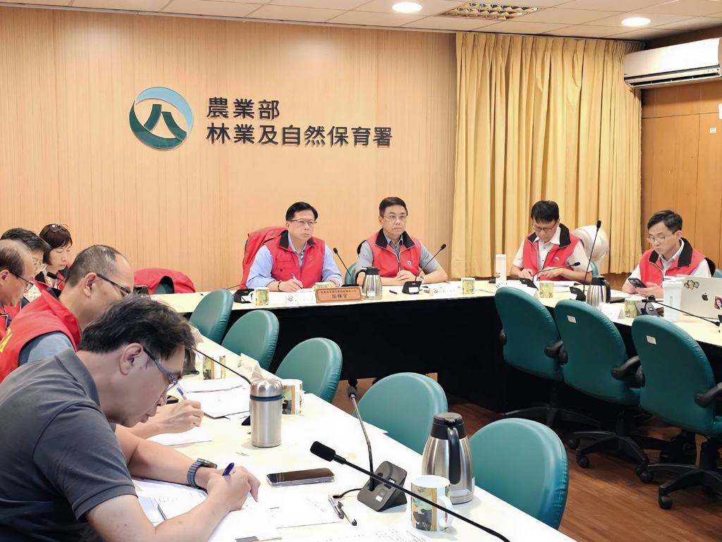 農業部黃昭欽政務次長(左)主持「萬里溪堰塞湖災害緊急應變小組工作會議」