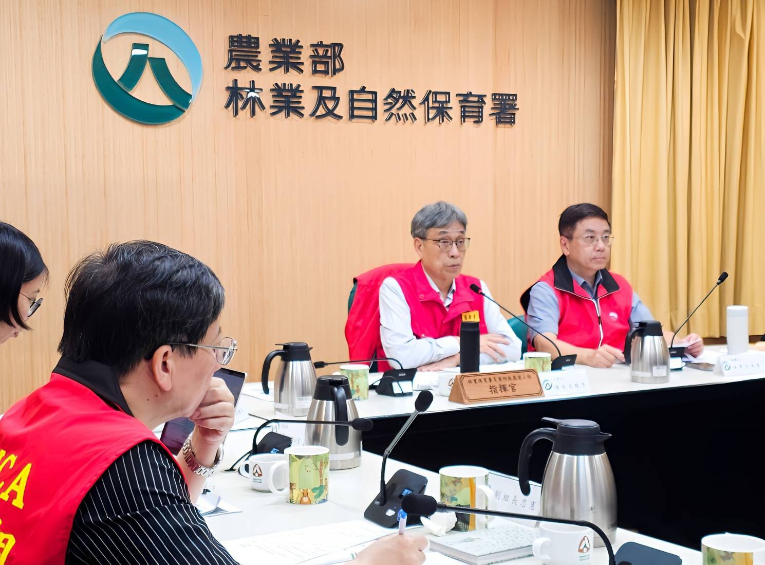 農業部長陳駿季(左)主持萬里溪堰塞湖災害緊急應變小組工作會議