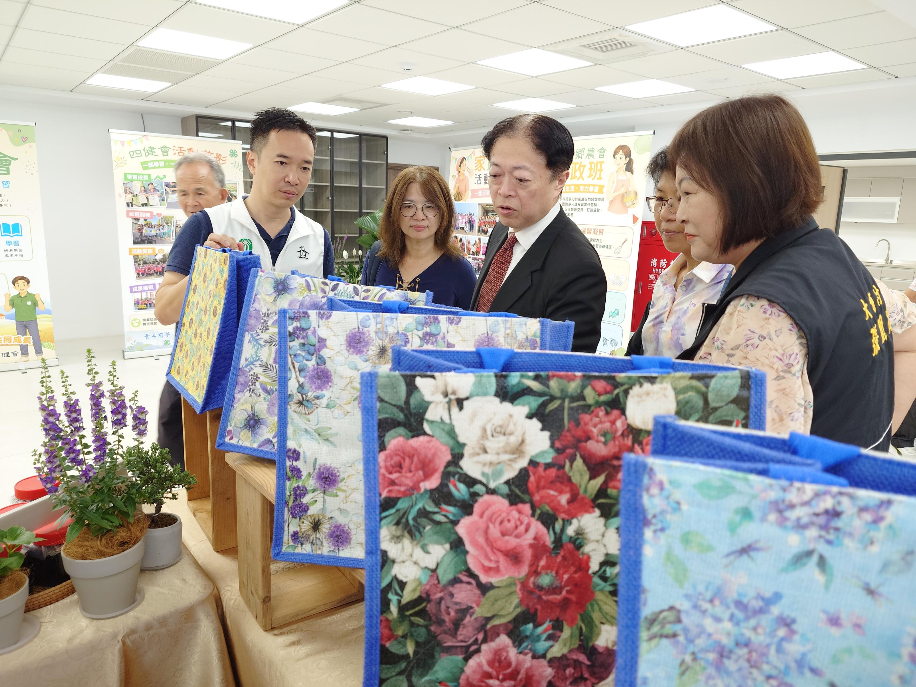 圖片2_農業部林家榮主任秘書參觀家政班成果