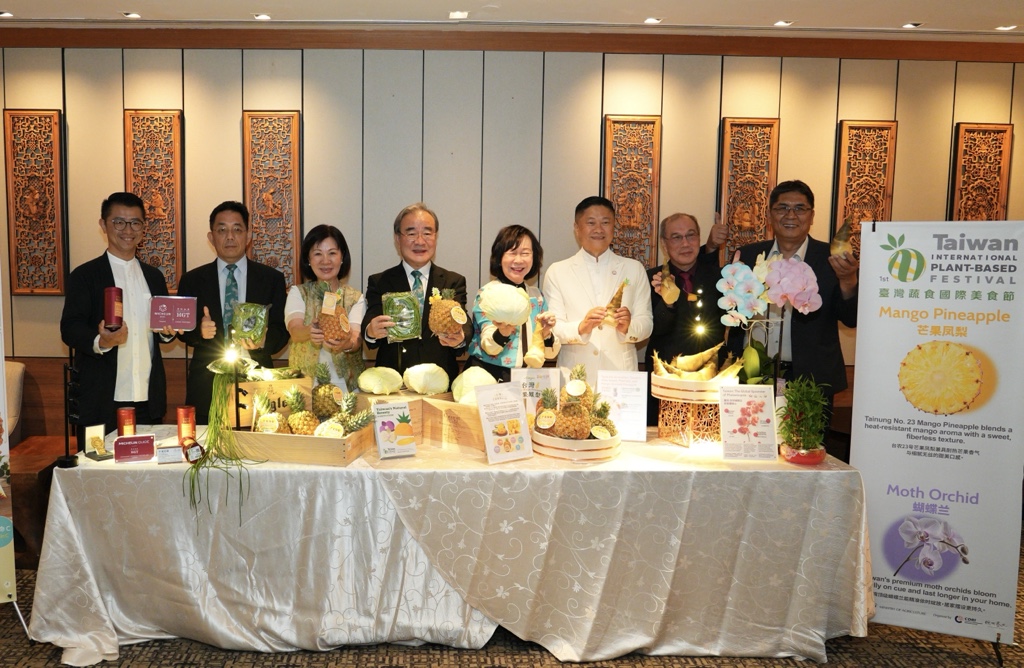 圖片2_農業部政務次長胡忠一、農糧署主任秘書陳立儀、駐新加坡代表處公使吳文齡，商研院副院長張皇珍、泛太平洋酒店集團黃瑋玲執行董事、陽明春天餐飲集團創辦人陳健宏等合影