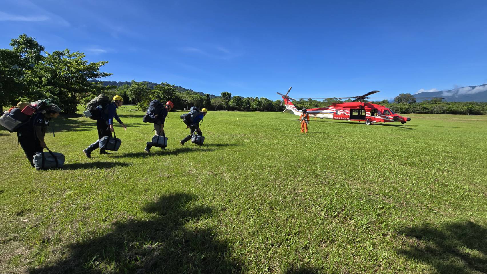 圖2林業保育署花蓮分署萬里溪堰塞湖特遣隊在內政部空中勤務總隊直升機協助下，於大安山附近完成吊掛垂降後整裝出發，正式展開為期5天的堰塞湖現地勘查與調查任務。