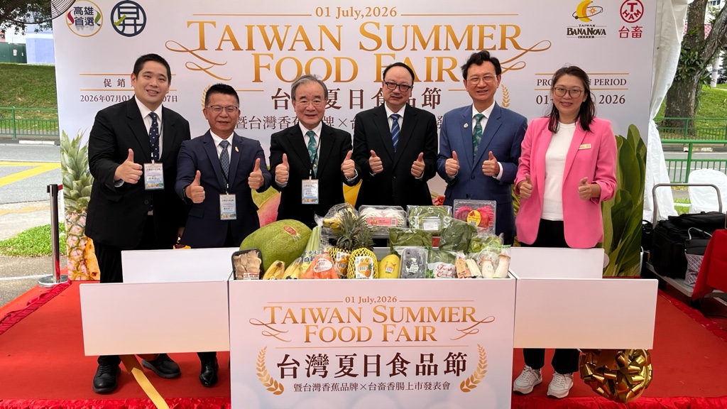 圖片2_農業部政務次長胡忠一、駐新加坡代表處大使童振源、高雄市政府農業局長姚志旺、昇菘集團董事經理林佑龍、執行董事林睿雯、台畜公司董事長張華欣等合影