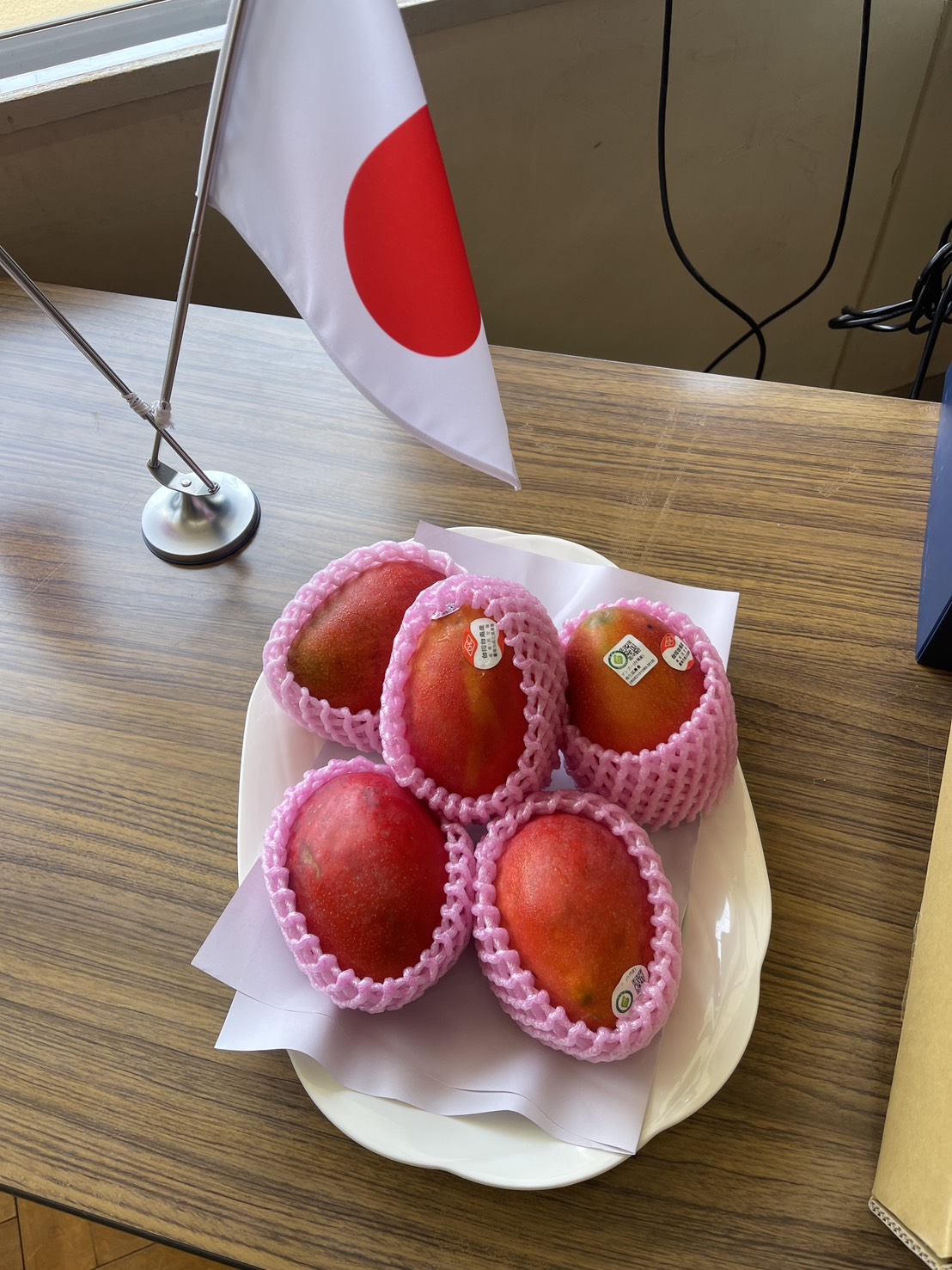 圖片2_臺灣輸日芒果不但外觀精美、風味濃郁並且逐粒黏貼產銷履歷標籤，確保安全可溯源，深受日本消費市場歡迎。