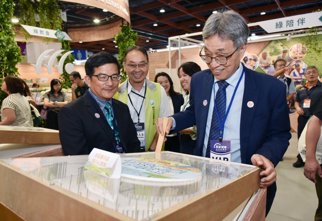陳駿季部長體驗綠色照顧課程相關設施
