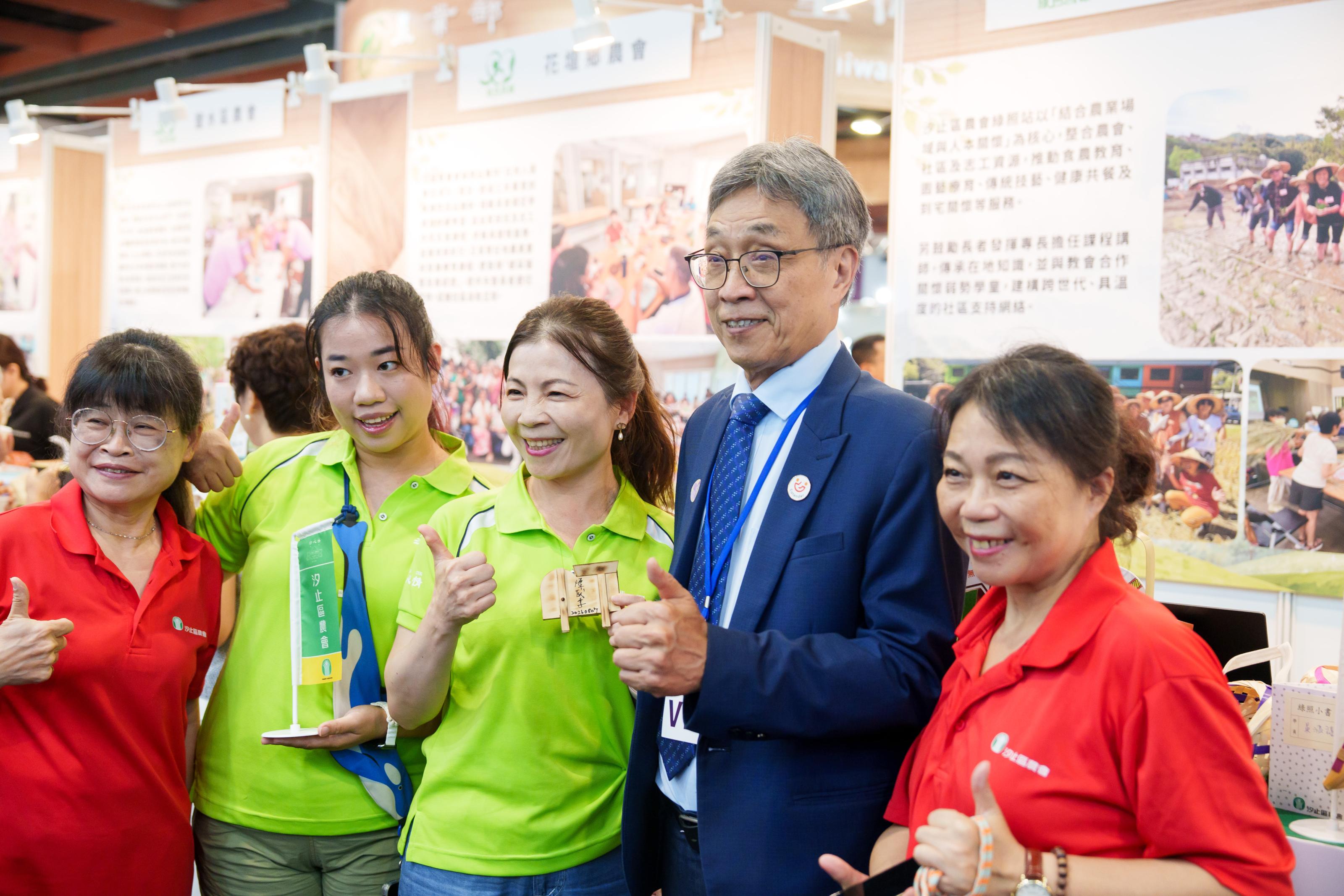 陳駿季部長與參展單位合影
