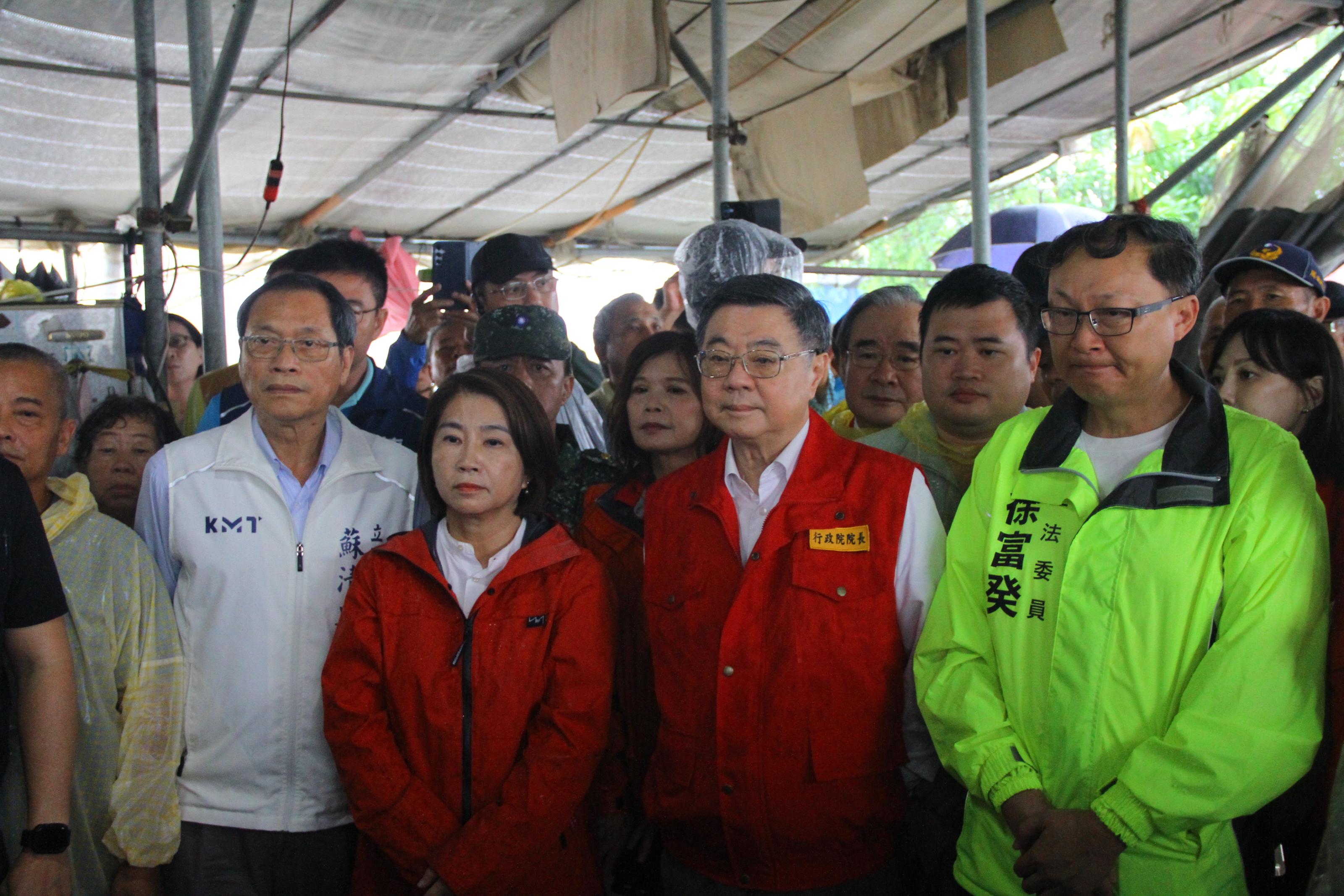 行政院長卓榮泰由農業部胡忠一次長陪同，赴屏東苦瓜產地，關心農業災損情形