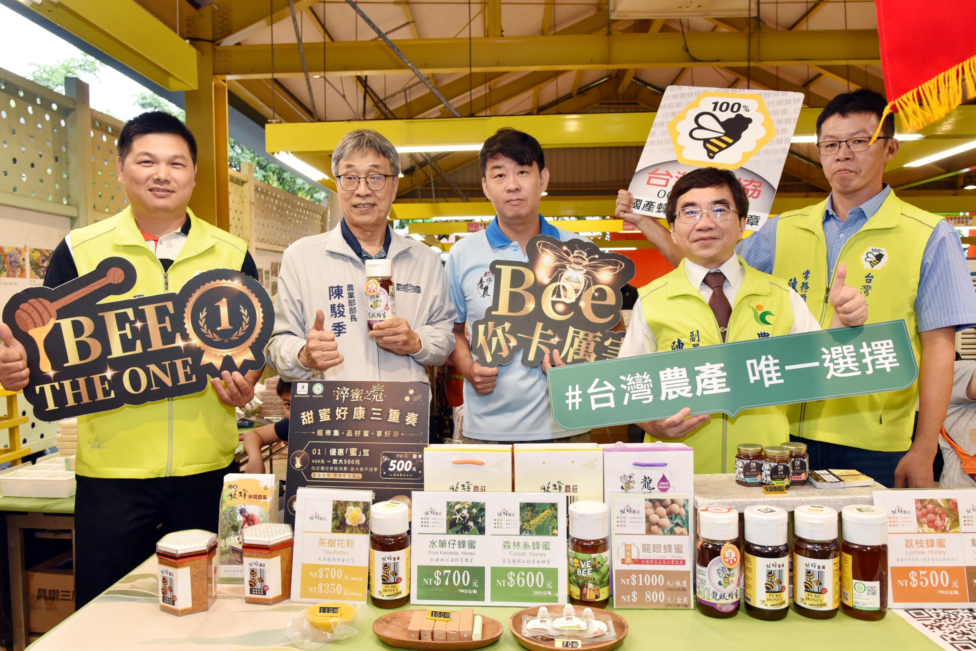 圖7部長與青農合照