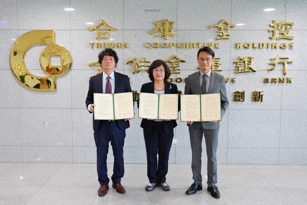 農業部今(16)日與合作金庫銀行及全國律師聯合會共同簽署「氣候自然與永續農業教育合作備忘錄(MOU)」,攜手推動氣候、自然與永續農業教育合作。