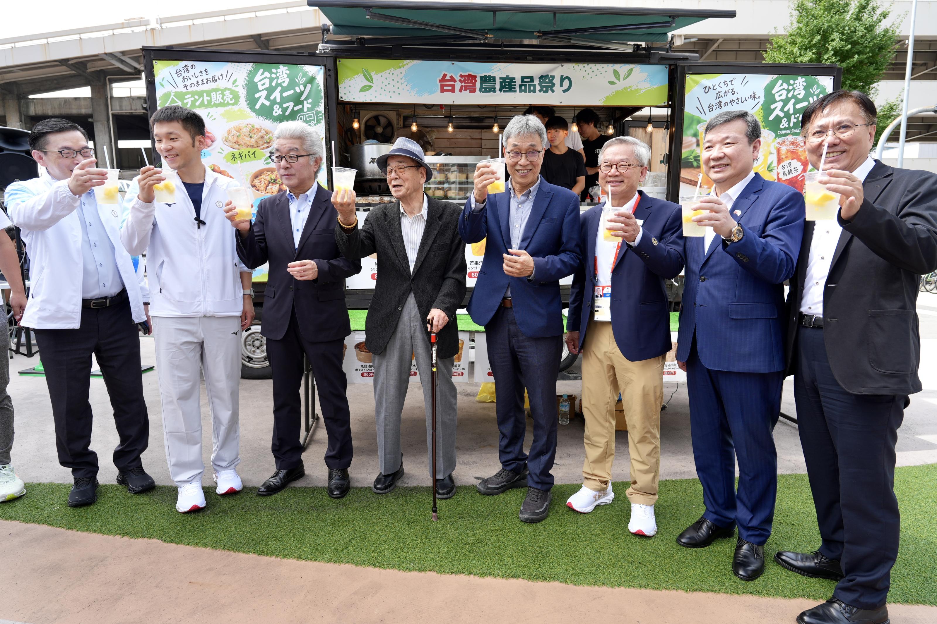 到場貴賓體驗鳳梨氣泡飲，並舉杯祝福台日友誼長存，及本次比賽各國運動員全力以赴，獲取佳績