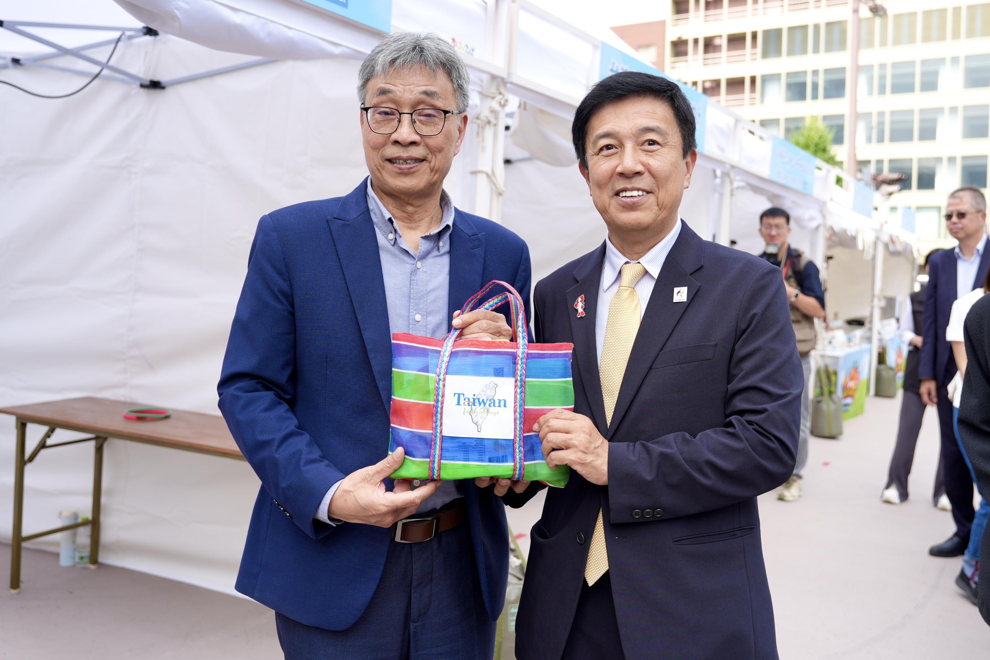 廣澤一郎市長到場參與美食套圈圈互動遊戲，並獲贈臺灣農產伴手禮