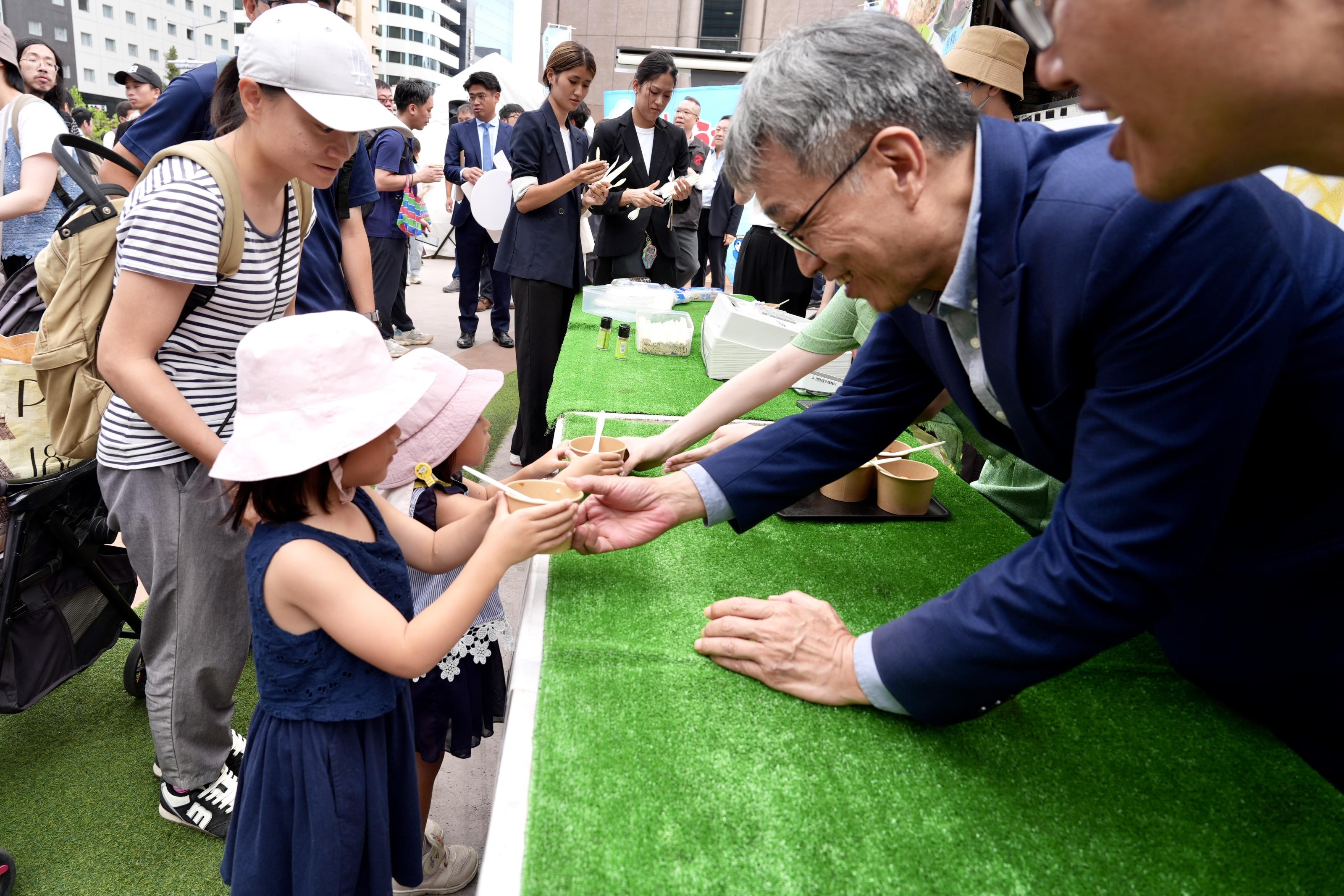 現場領取試吃的民眾踴躍,小朋友也被鰻魚飯的香味吸引