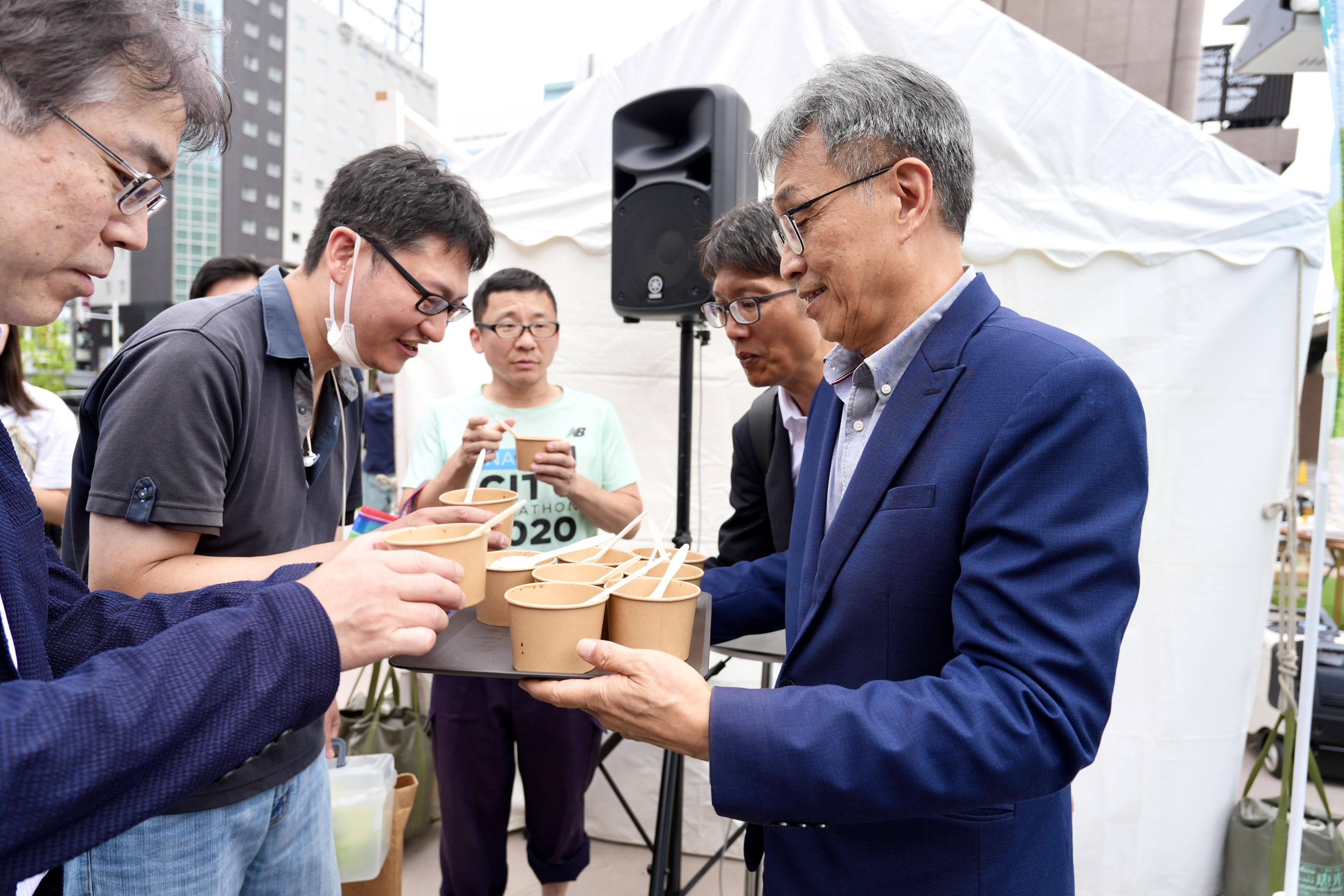 陳部長發放臺灣鰻魚飯給現場民眾,讓日本消費者感受臺灣鰻魚的美味