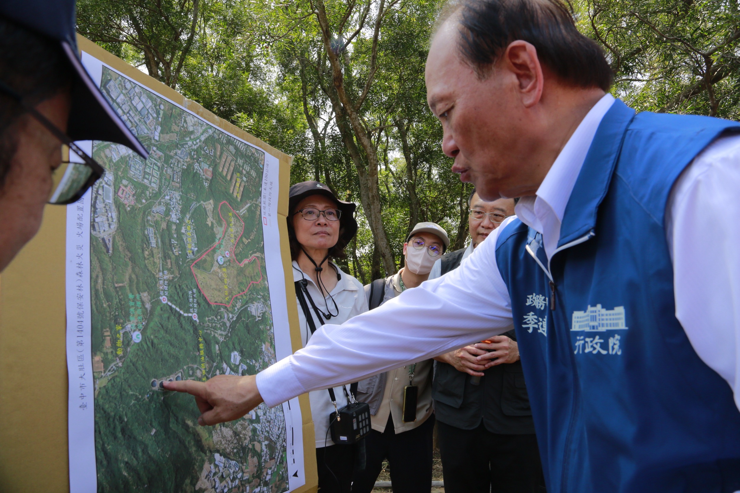 圖3_季連成政委聽取林業保育署臺中分署防火線開闢過程