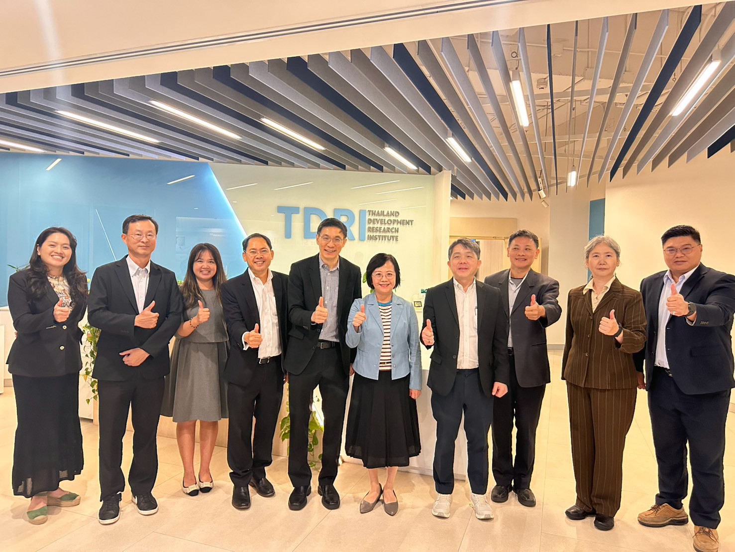 照片1_我方代表團拜會泰國發展研究院(TDRI)交換政策研究與實務經驗。