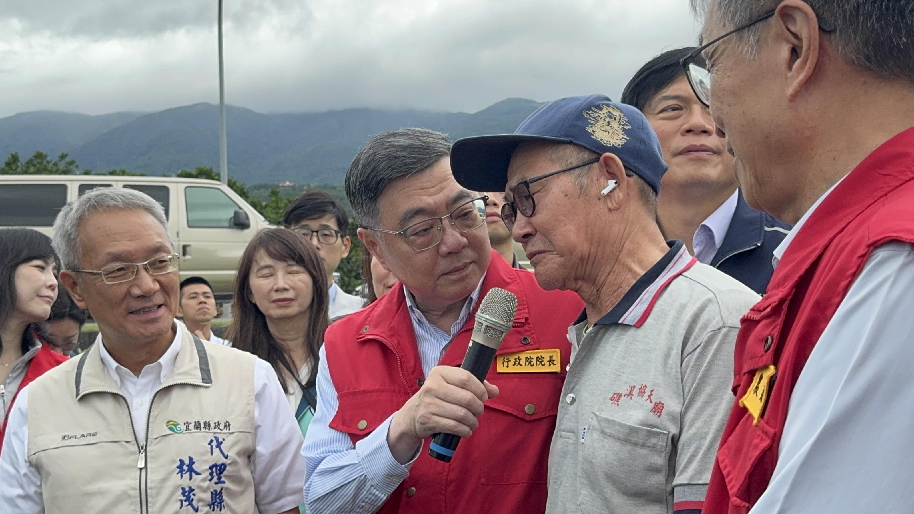 圖4_卓榮泰院長聽取金柑受損說明