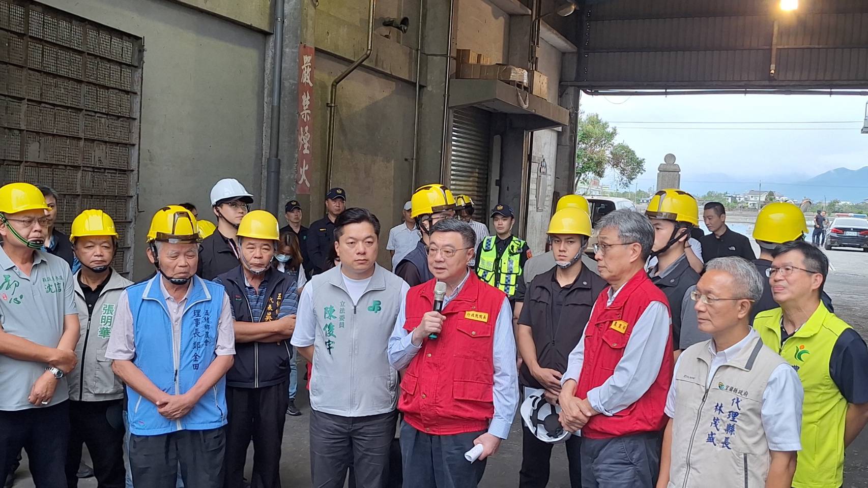 圖6_卓榮泰院長視察宜蘭縣公糧倉庫受損情形