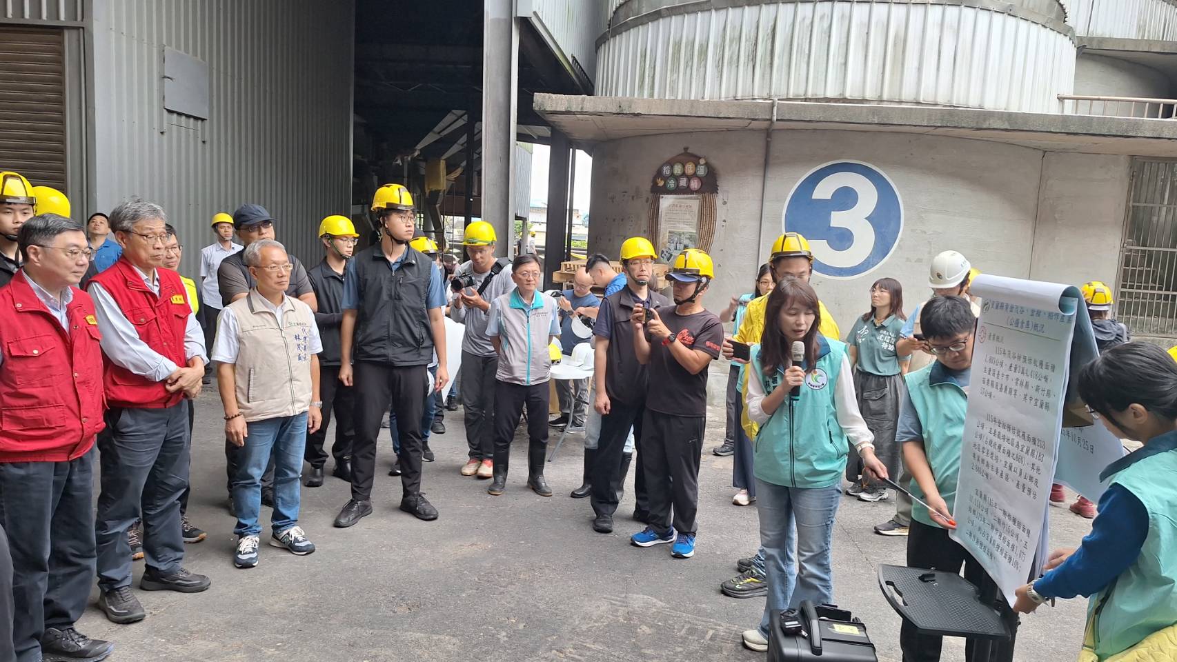 圖7_卓榮泰院長與陳駿季部長聽取公糧倉庫受損簡報