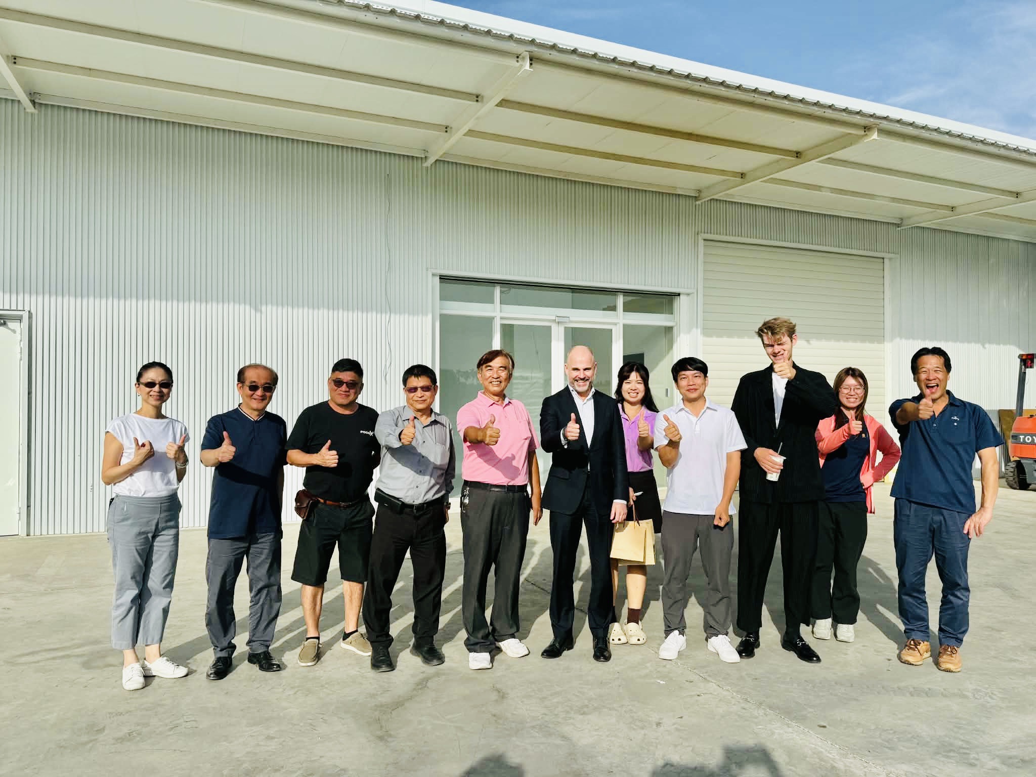照片4_荷蘭代表團及各國專家參訪三欣園藝，瞭解自動化設施設備建置示範場域現況。