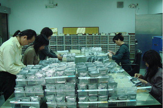 備份種子之標籤黏貼作業（本會農業試驗所）