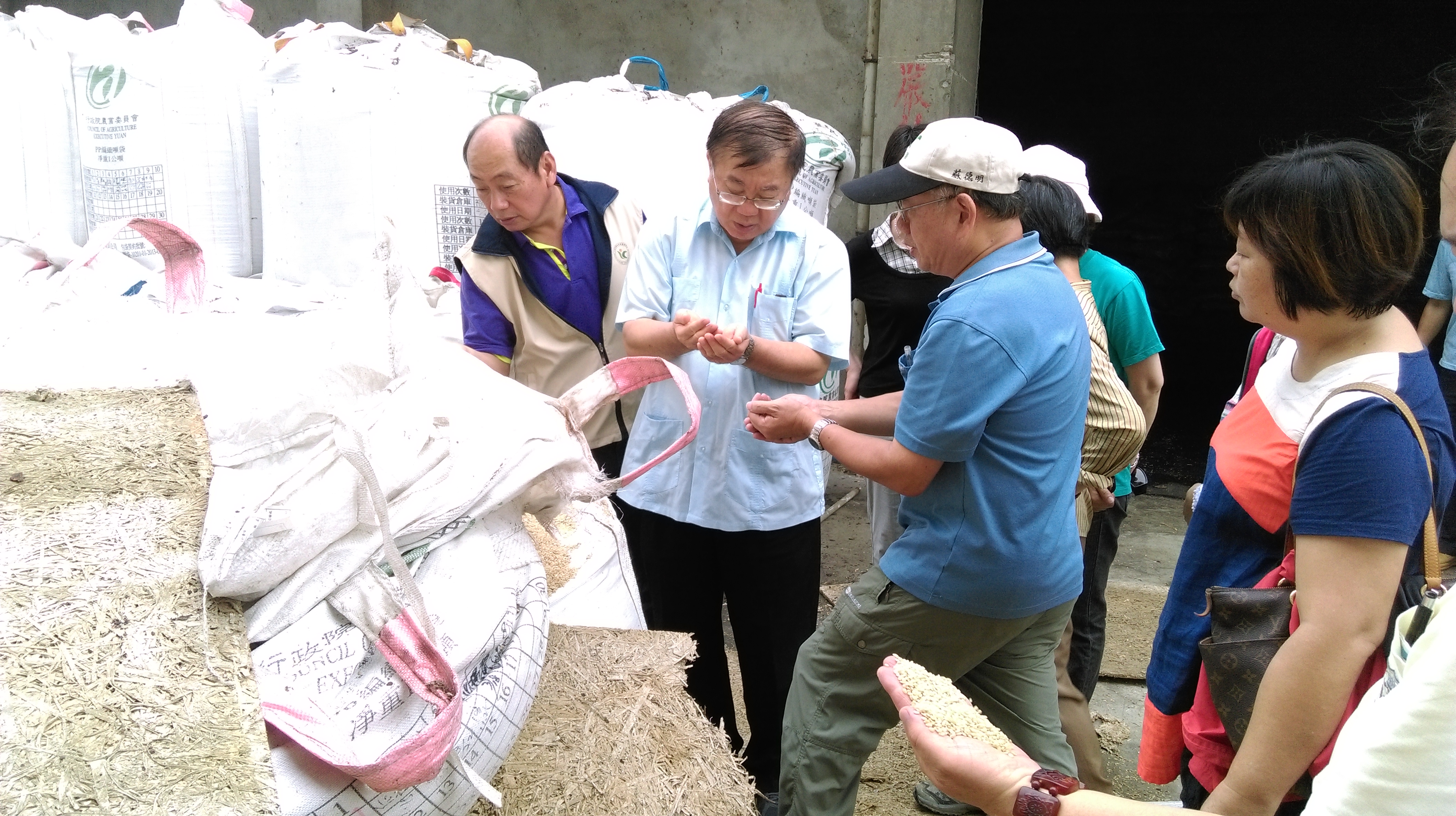 陳主委於李署長等人陪同下視察中華民國農會中壢大崙倉庫受損情形