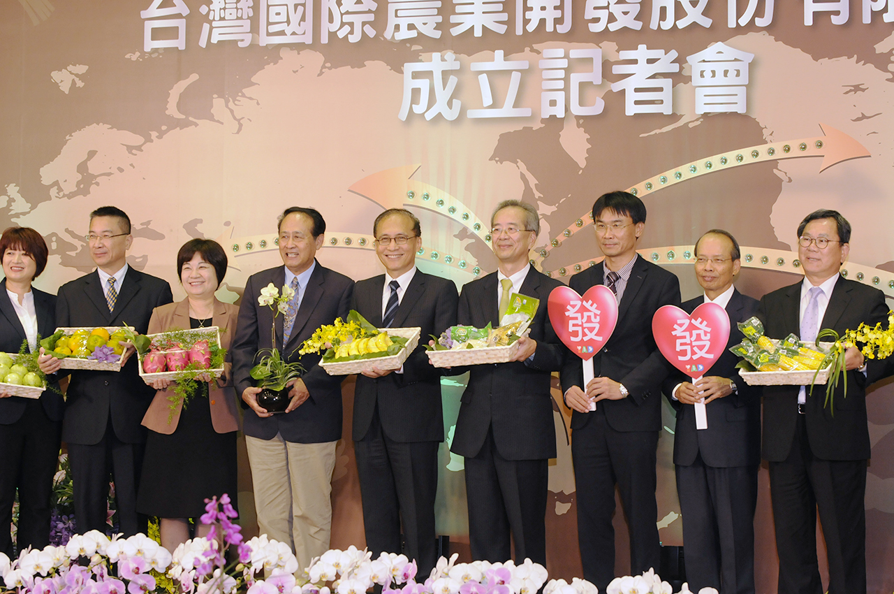 行政院長與參加記者會的貴賓們合影