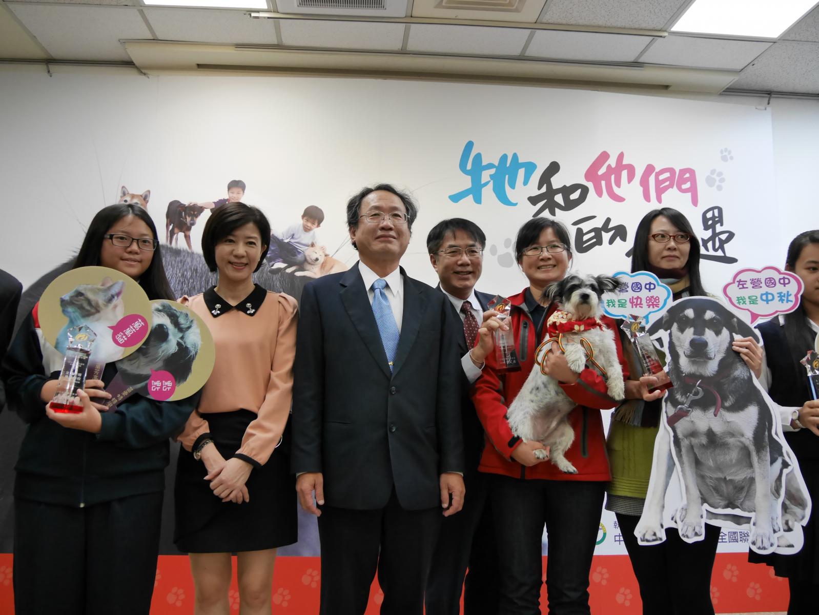 長官們與得獎校犬合影-1