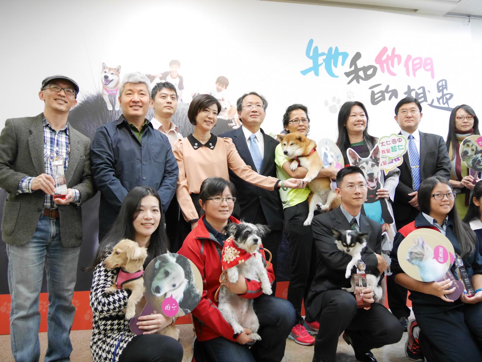 長官們與得獎校犬合影-2