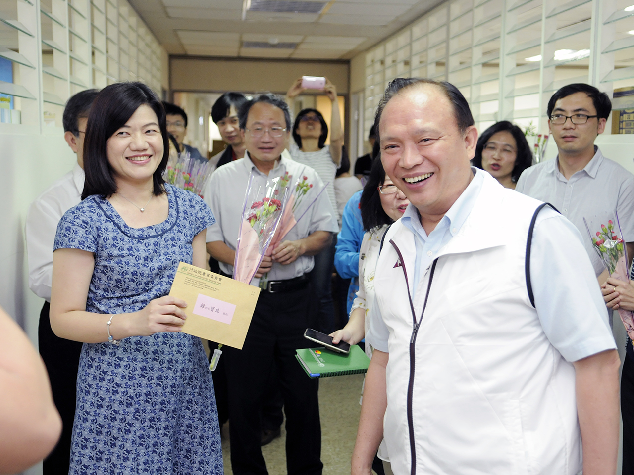農委會主委林聰賢與副主委黃金城、主任秘書胡忠一致贈同仁康乃馨，鼓勵大家以經濟實惠的國產花卉，向自己的母親、家人表達愛意！
