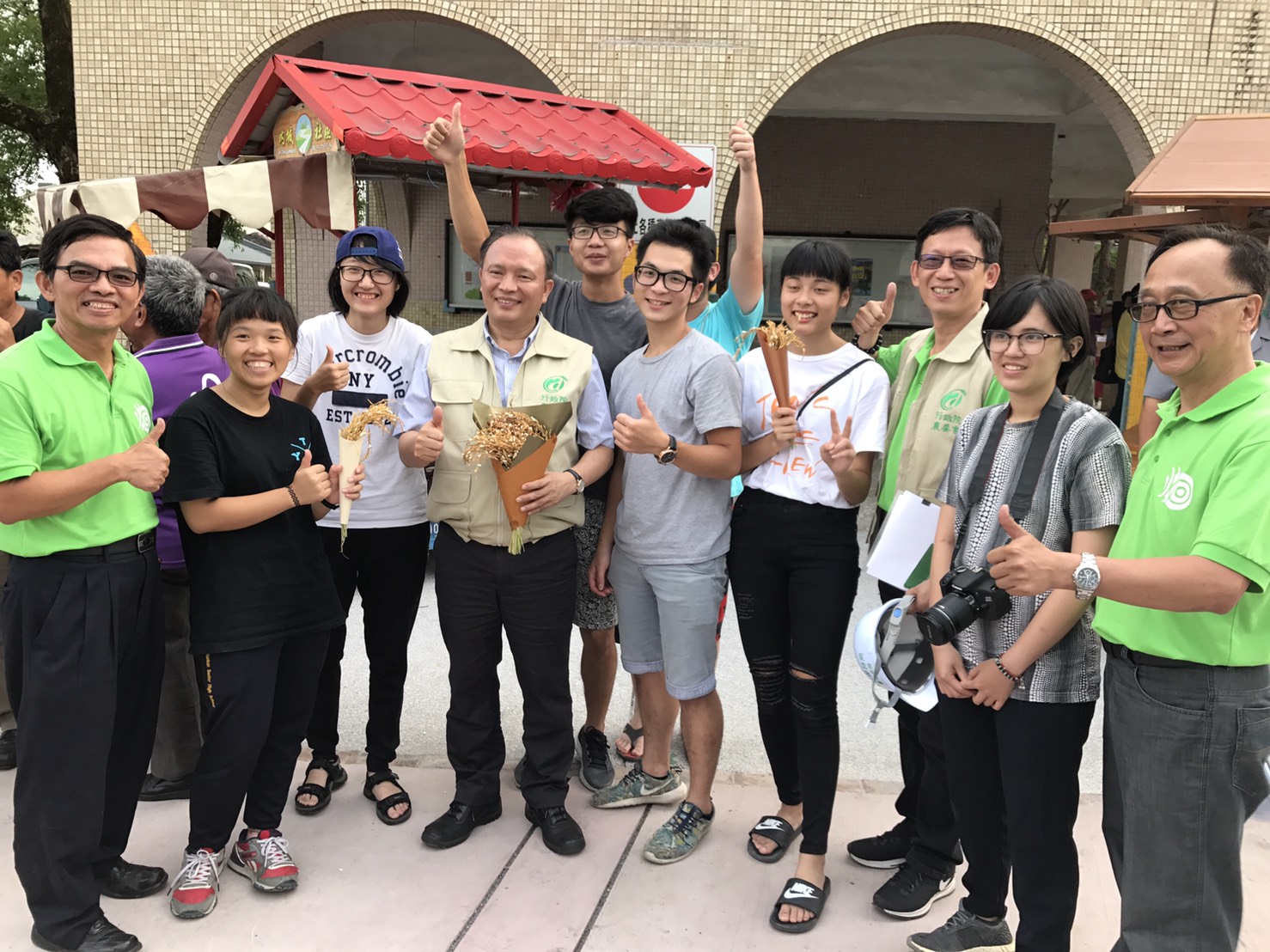林聰賢主委與大專生洄游農村隊伍合影