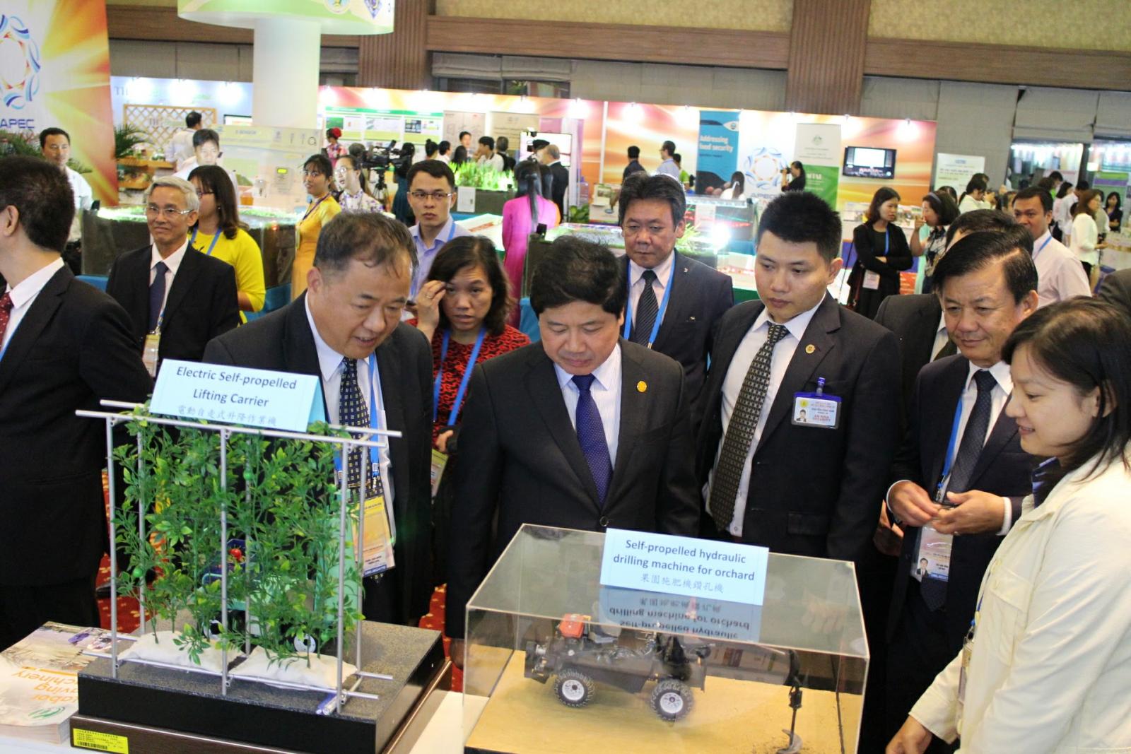 越南農業部次長何功俊(前排左2)參觀我國農機模型展示成果