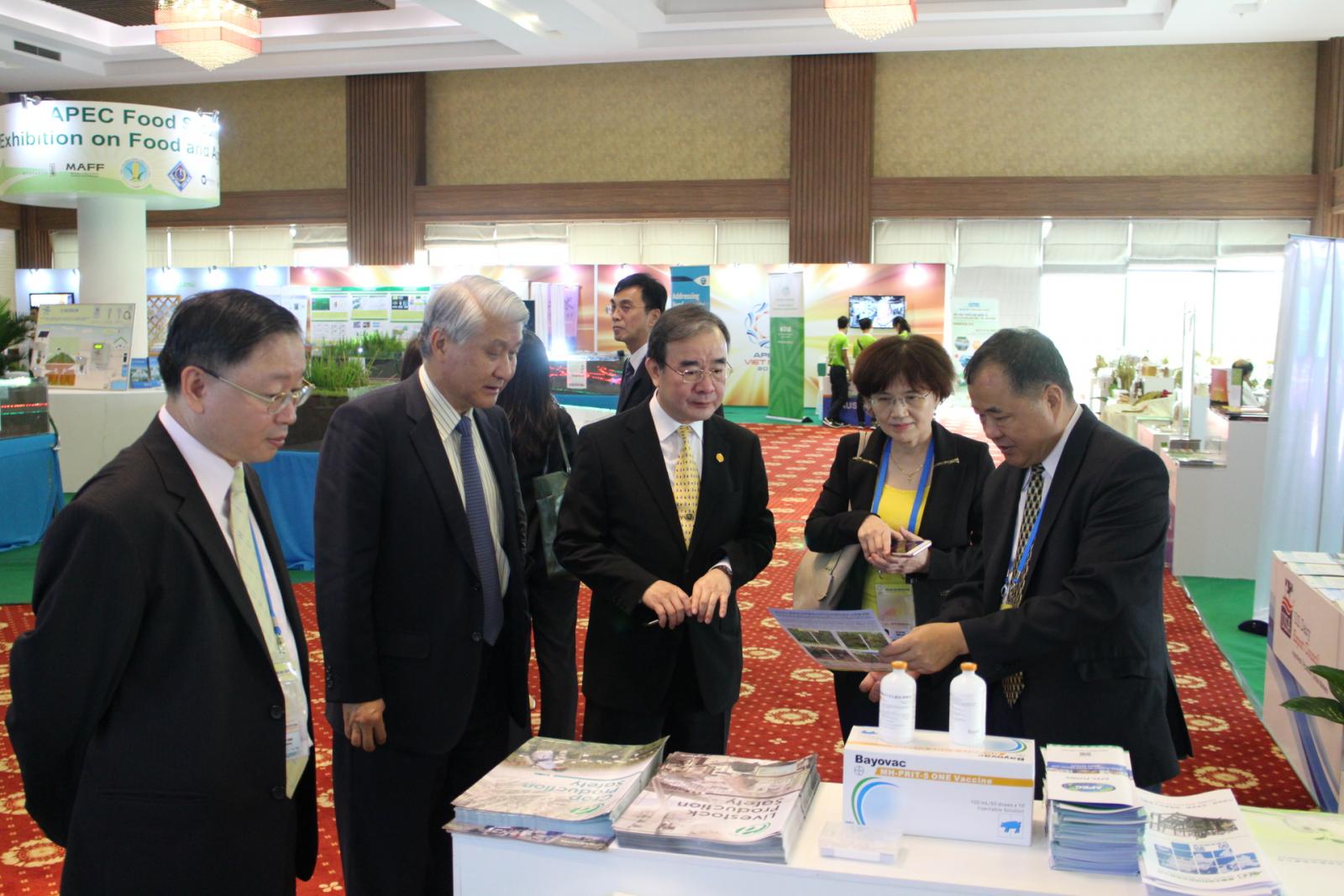 本會胡忠一主任秘書陪同駐越南代表處石瑞琦大使(左2)參觀技術成果