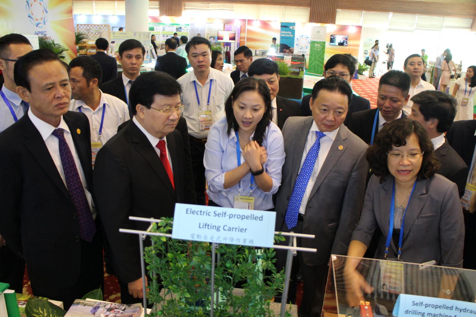 農科院向越南副總理鄭廷勇(前排左二)等人解說我國農業省工機械的研發應用
